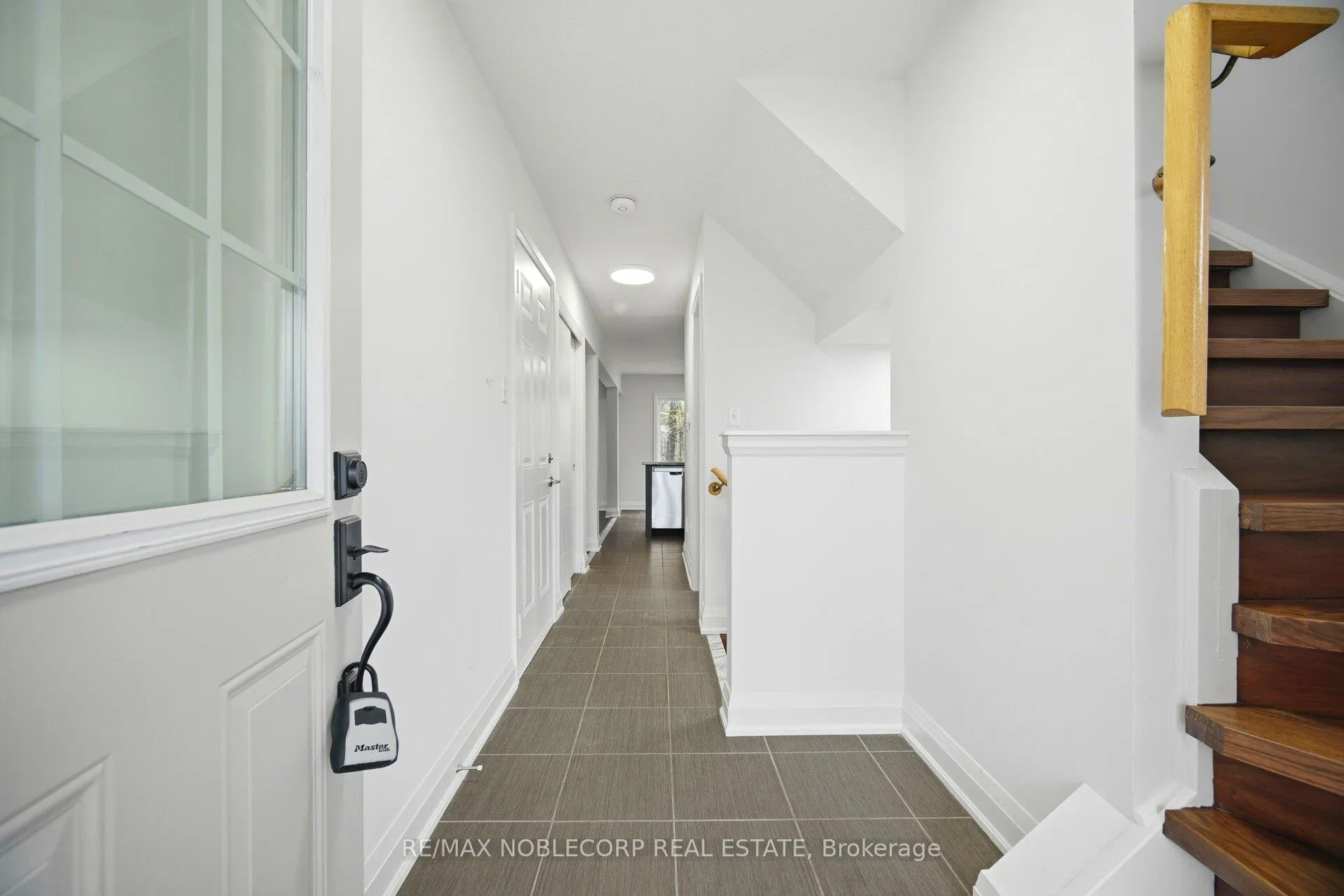 Photo 9 of 20 Peartree Court, Barrie, Allandale Heights — HOMEH