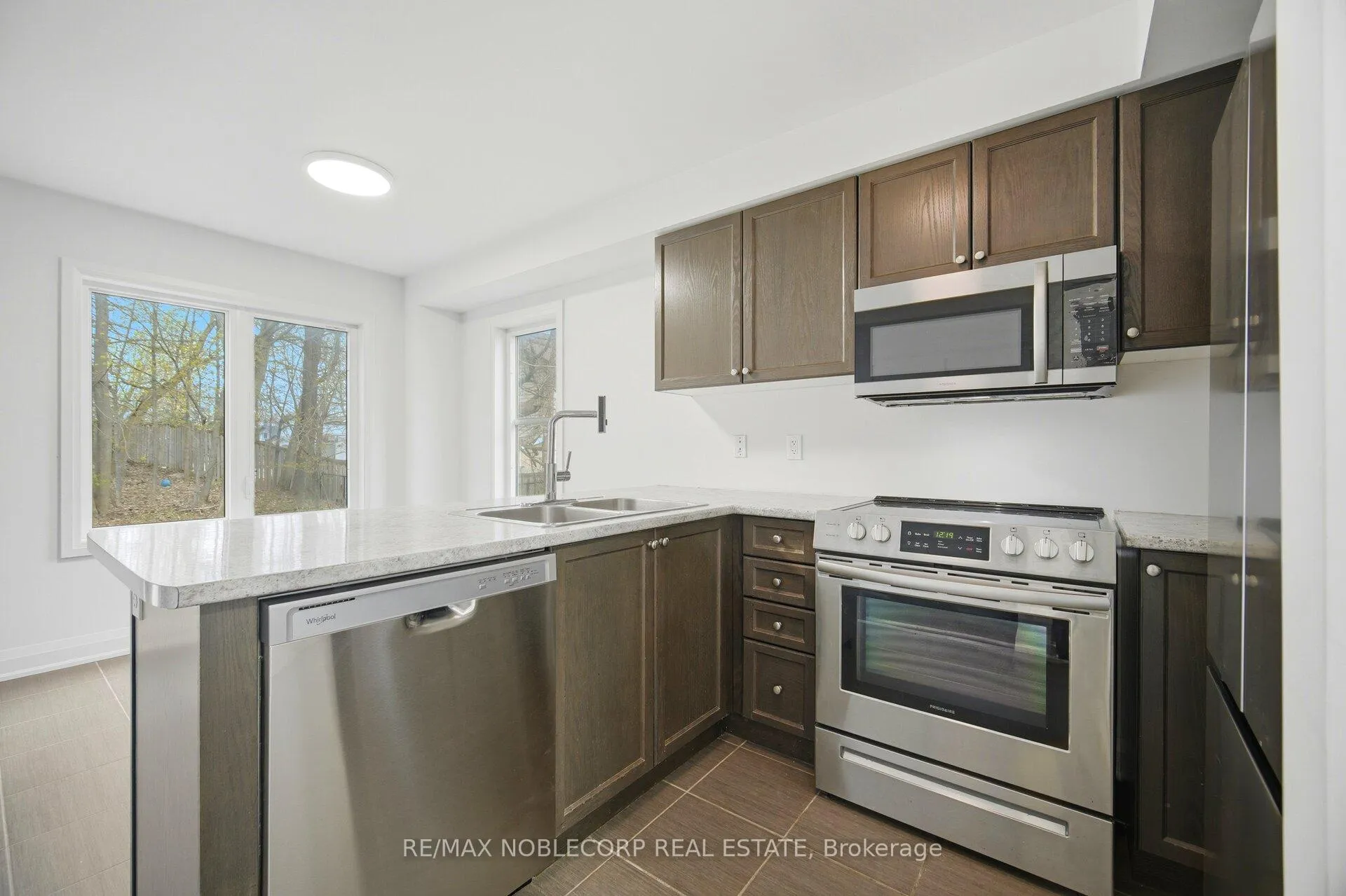Photo 14 of 20 Peartree Court, Barrie, Allandale Heights — HOMEH