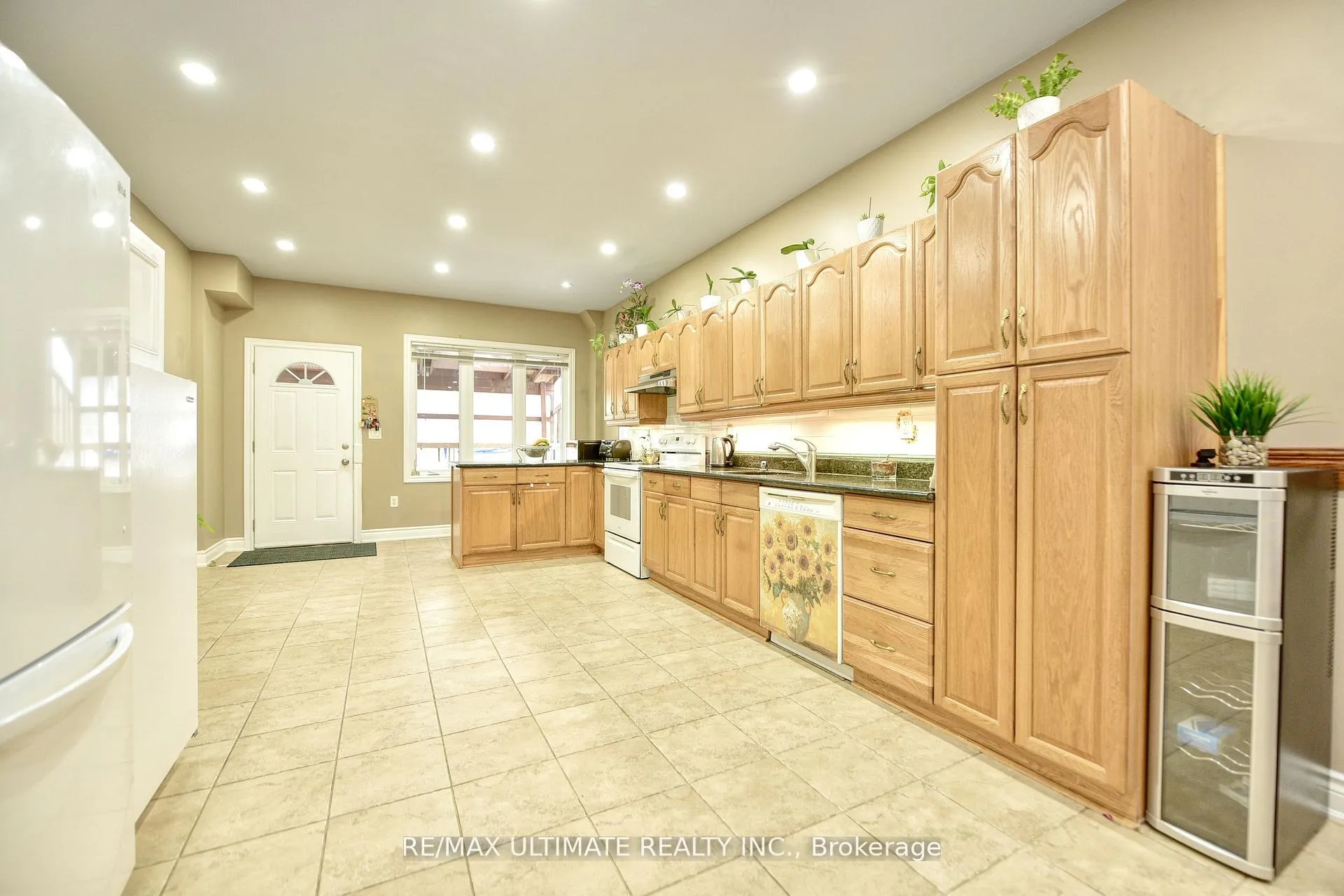 Photo 5 of 227 Earlscourt Avenue, Toronto, Caledonia-Fairbank — HOMEH