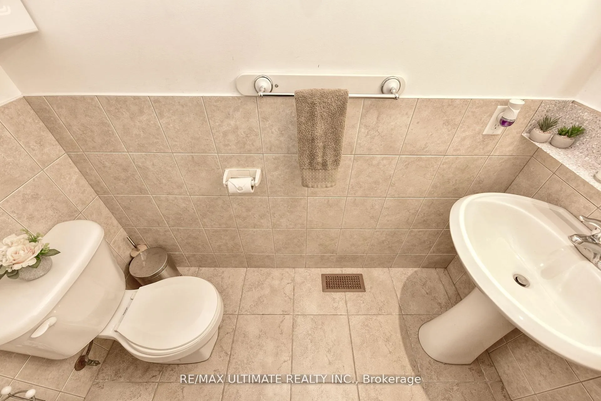 Photo 11 of 227 Earlscourt Avenue, Toronto, Caledonia-Fairbank — HOMEH