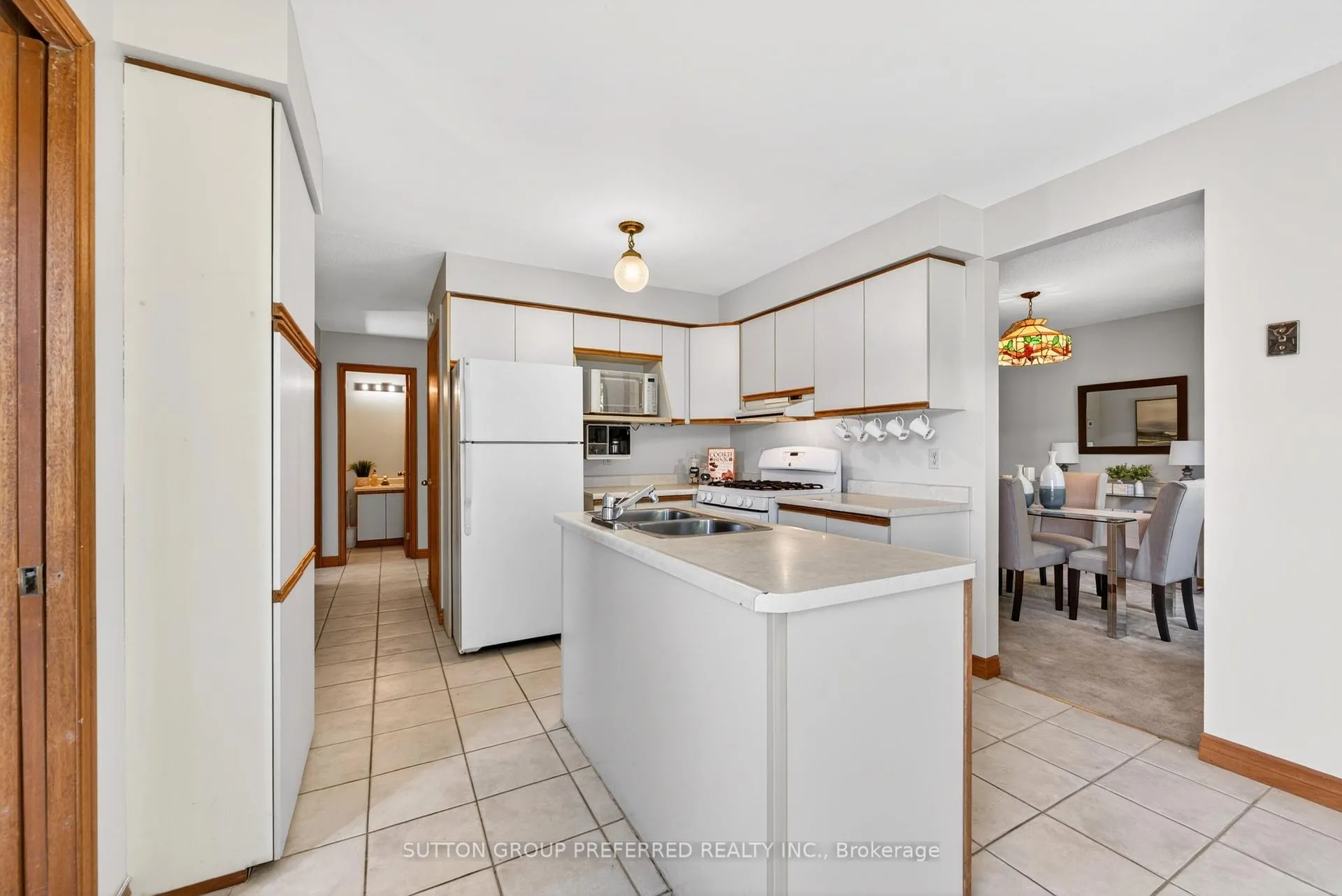 Photo 10 of 4 Golfview Crescent, London, South Q — HOMEH