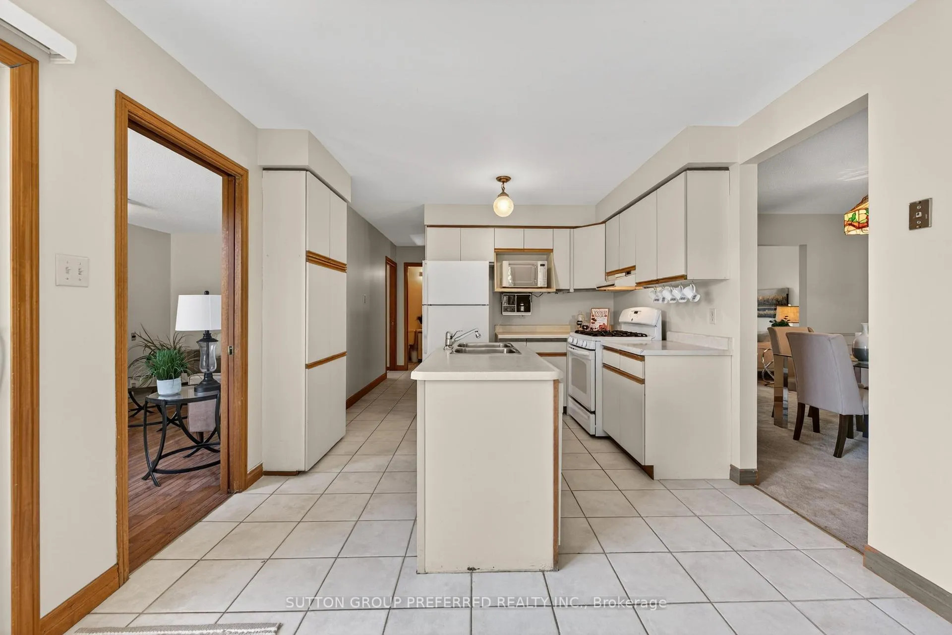 Photo 11 of 4 Golfview Crescent, London, South Q — HOMEH