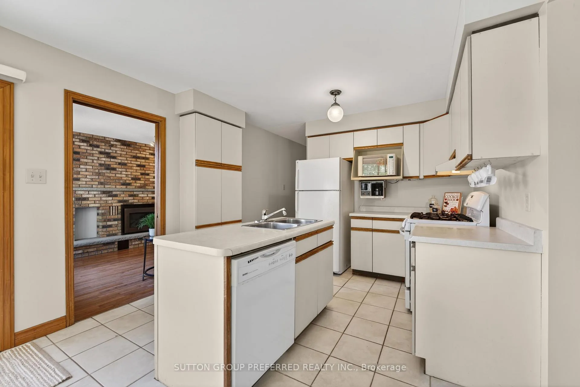 Photo 12 of 4 Golfview Crescent, London, South Q — HOMEH