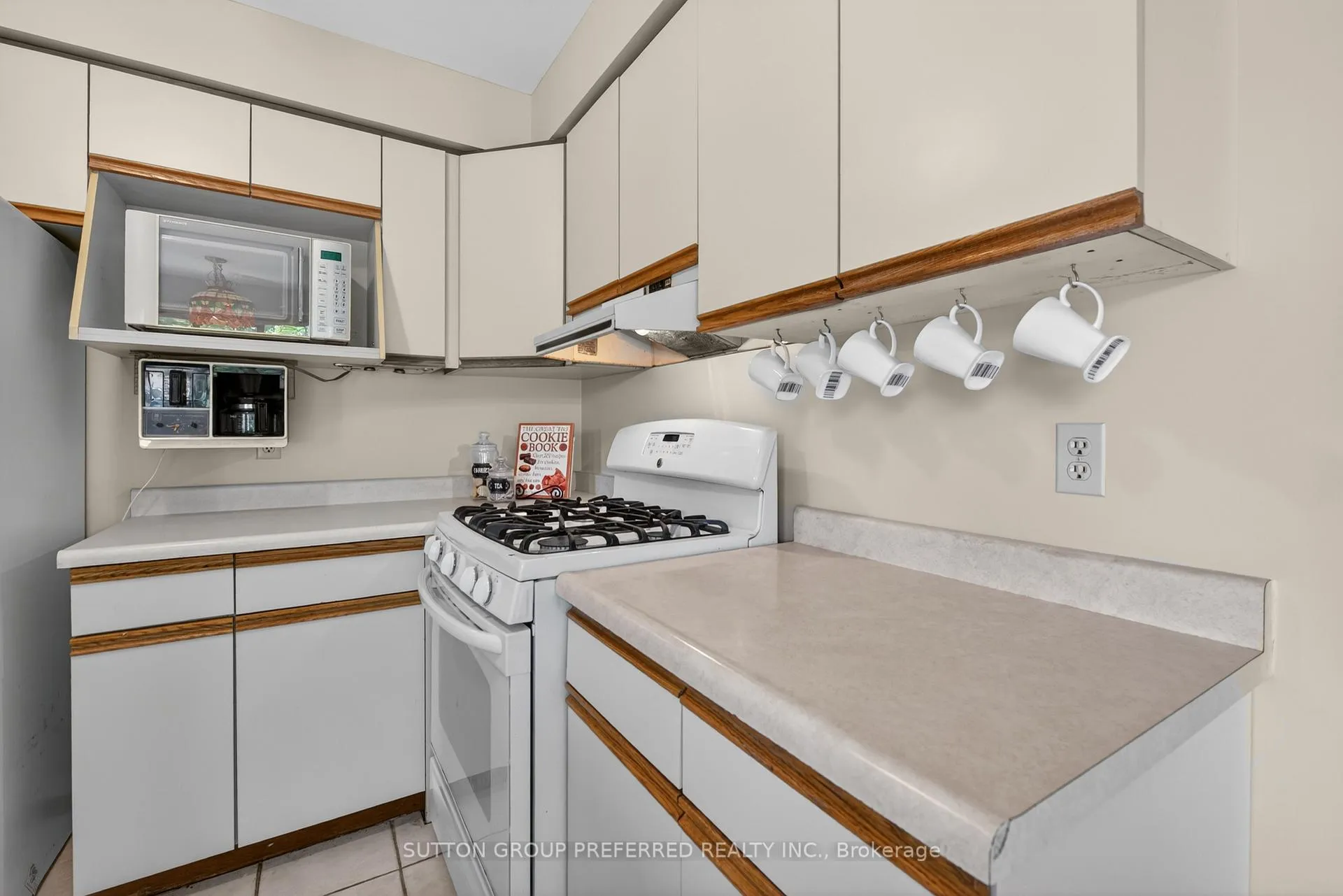 Photo 13 of 4 Golfview Crescent, London, South Q — HOMEH