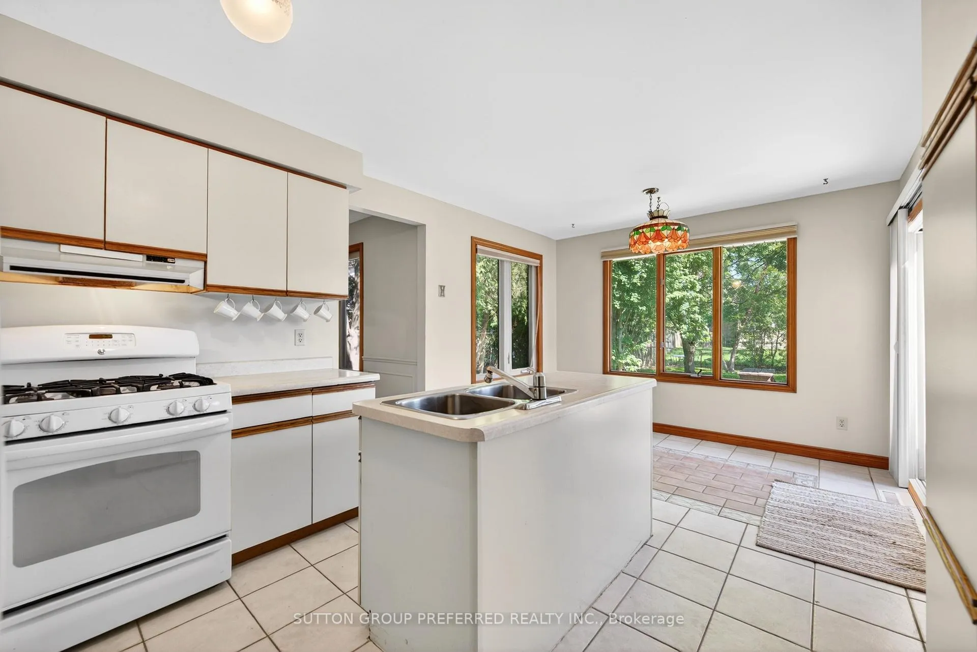 Photo 14 of 4 Golfview Crescent, London, South Q — HOMEH