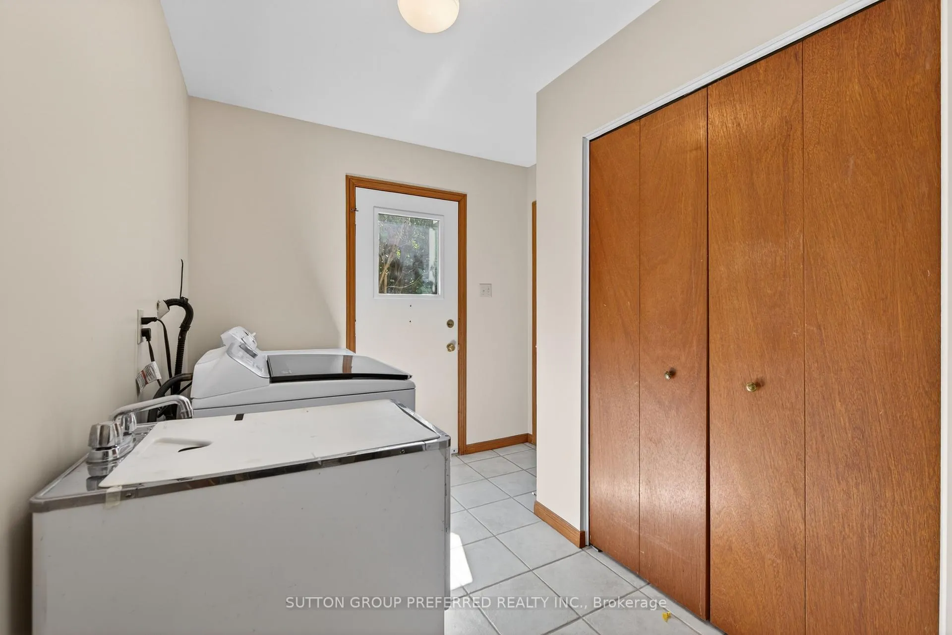Photo 19 of 4 Golfview Crescent, London, South Q — HOMEH