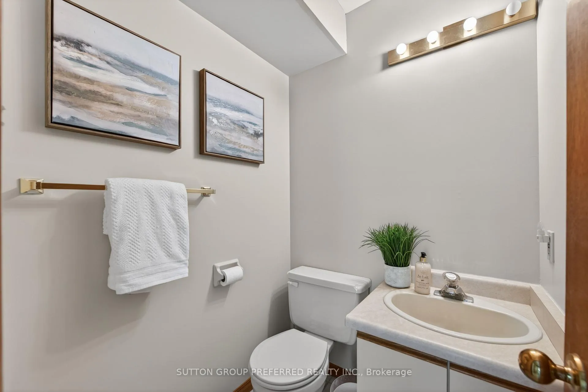 Photo 20 of 4 Golfview Crescent, London, South Q — HOMEH