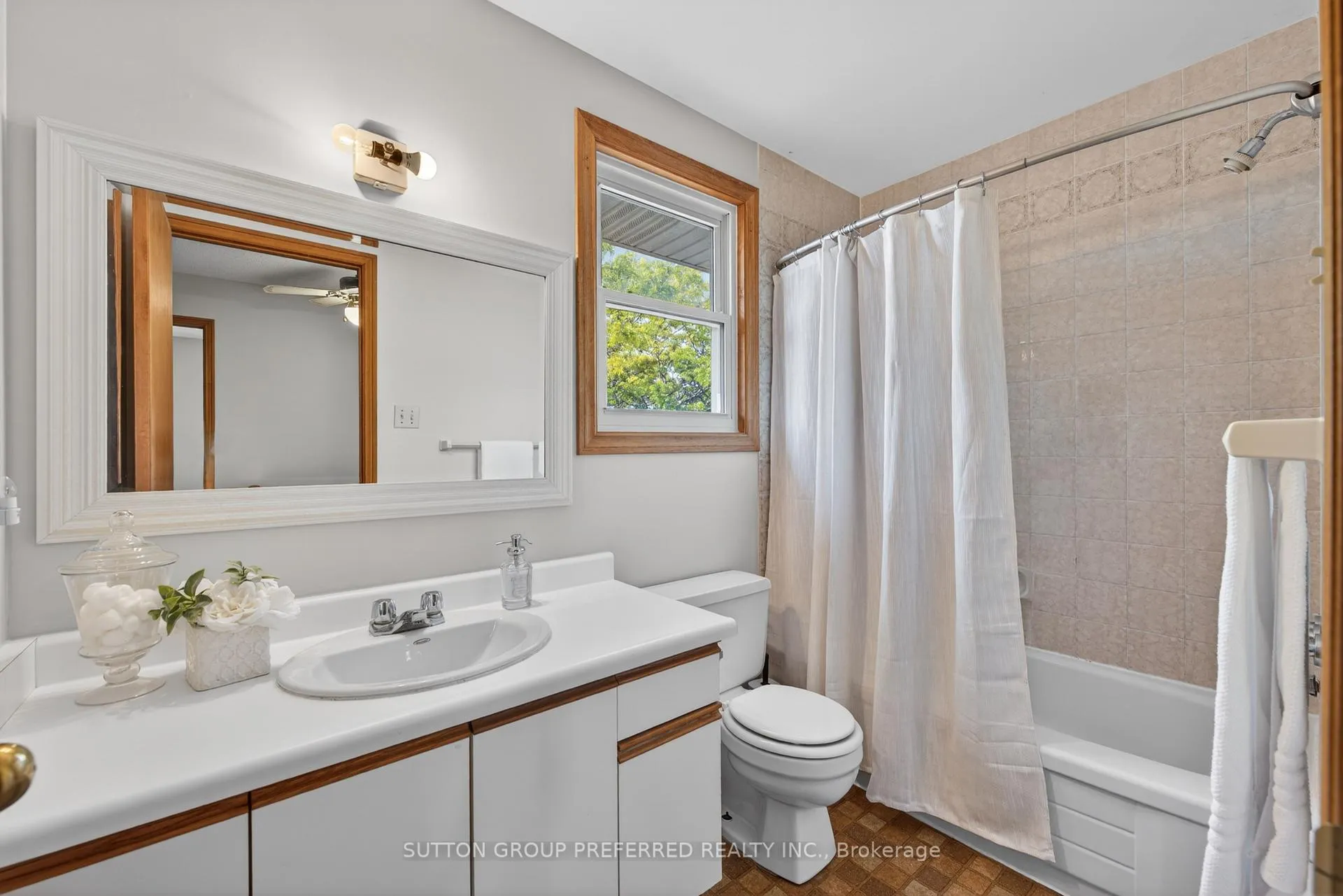 Photo 32 of 4 Golfview Crescent, London, South Q — HOMEH