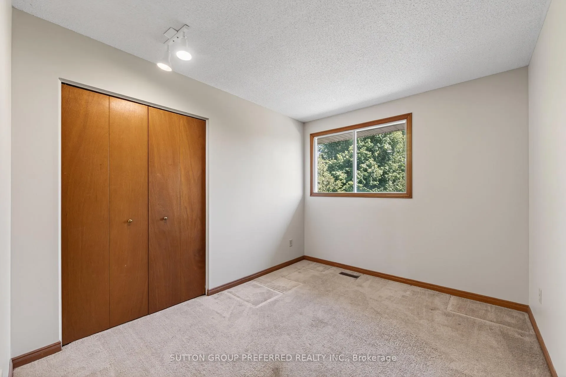Photo 33 of 4 Golfview Crescent, London, South Q — HOMEH
