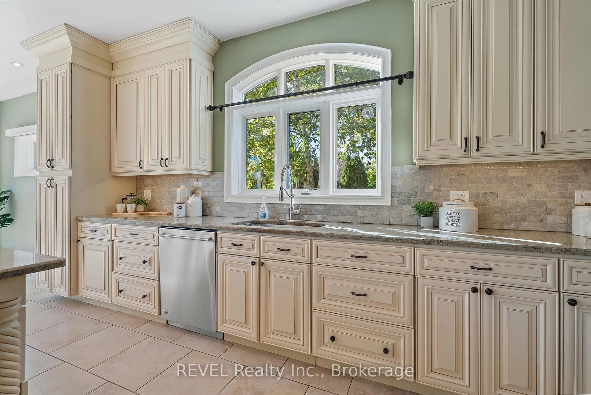 Photo 17 of 6718 Domenic Crescent, Niagara Falls, Stamford — HOMEH