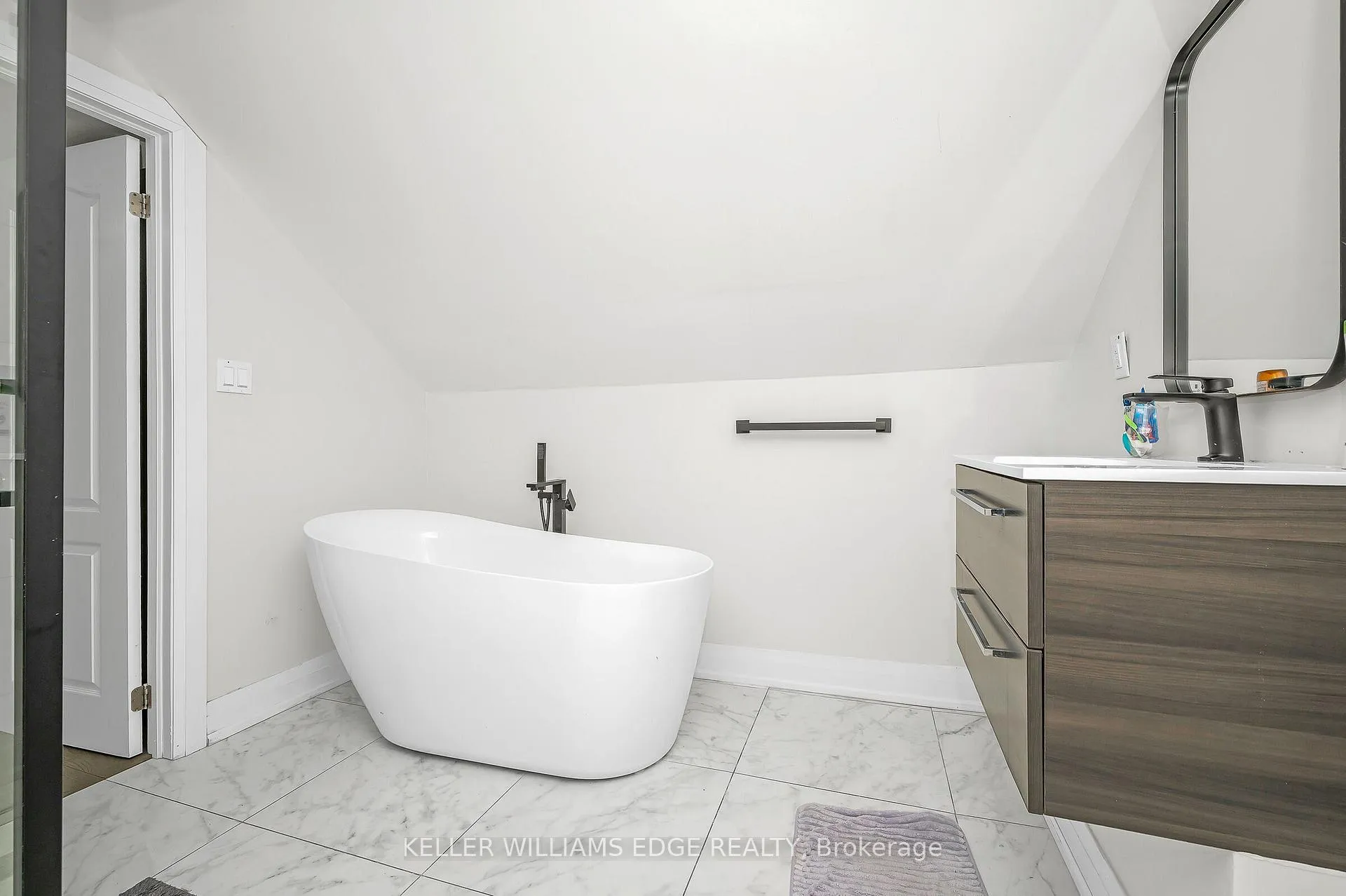 Photo 28 of 60 West 1st Street, Hamilton, Bonnington — HOMEH