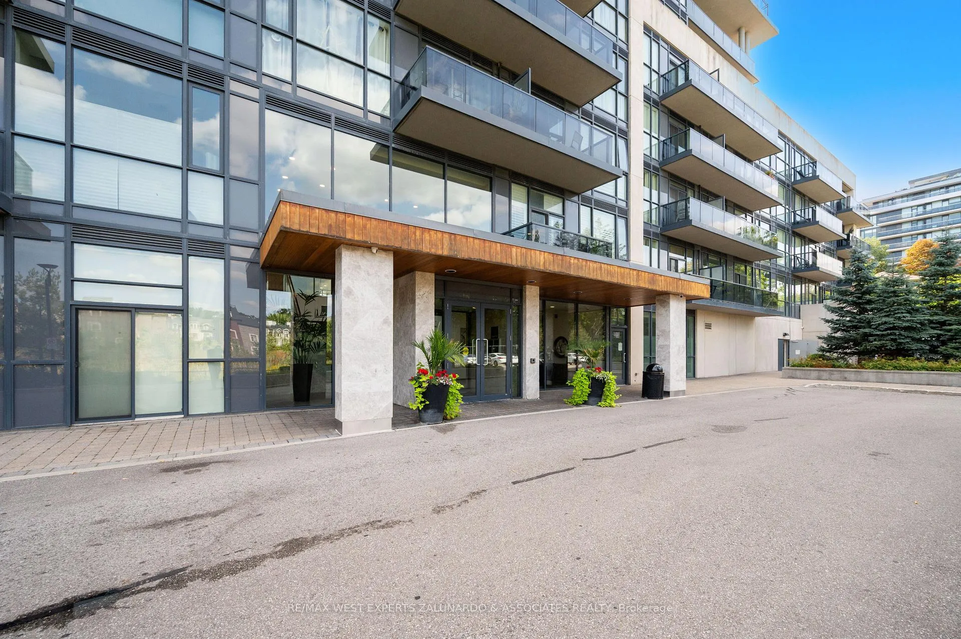 Photo 4 of Unit 412, 4700 Highway 7 Road, Vaughan, East Woodbridge — HOMEH