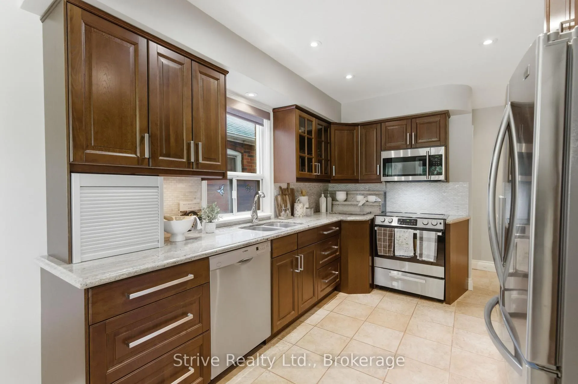 Photo 17 of 53 Monkton Avenue, Etobicoke, Stonegate-Queensway — HOMEH