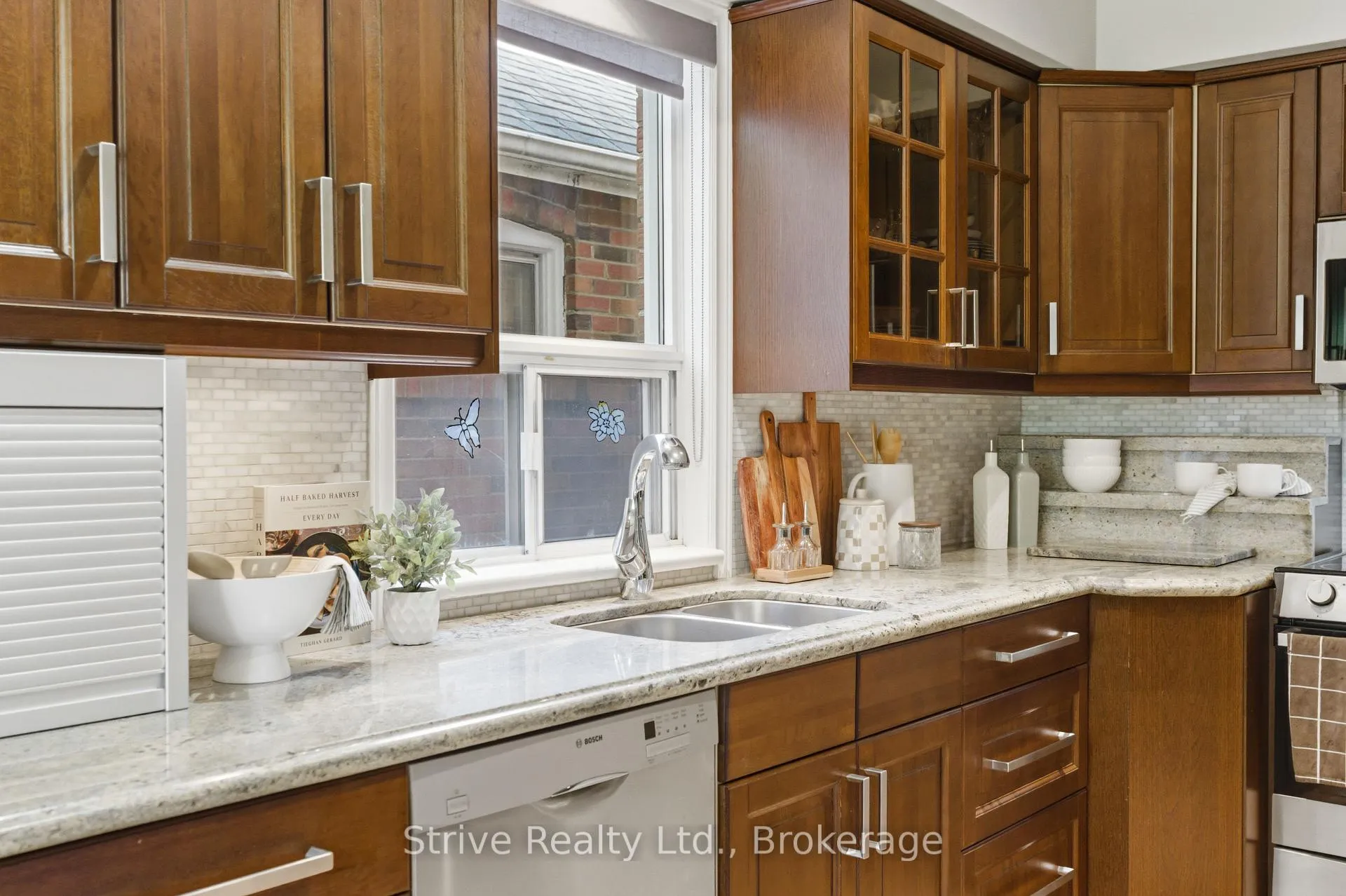 Photo 18 of 53 Monkton Avenue, Etobicoke, Stonegate-Queensway — HOMEH