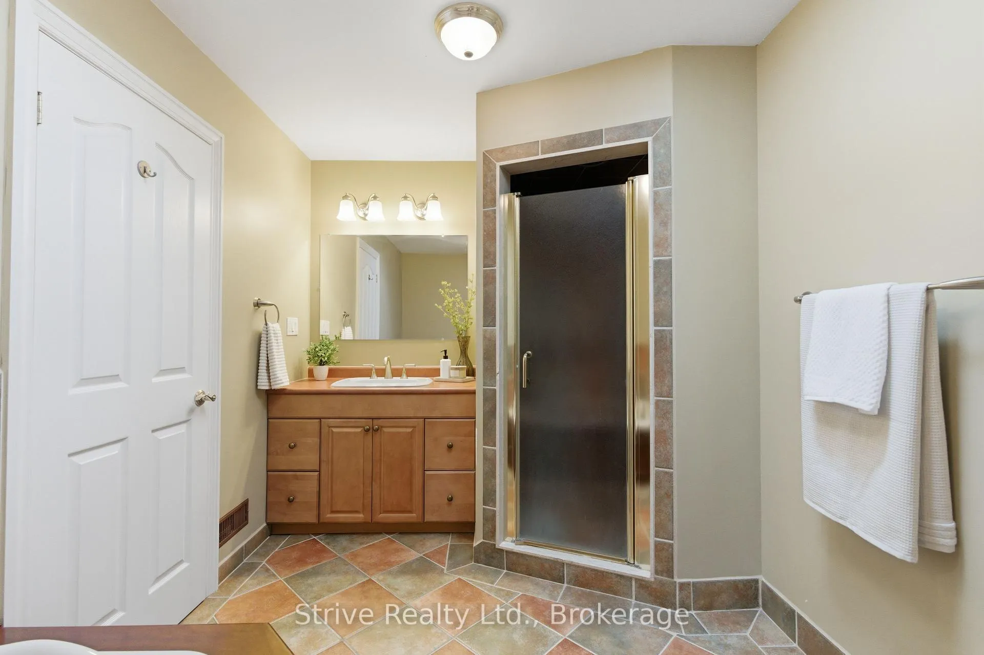 Photo 34 of 53 Monkton Avenue, Etobicoke, Stonegate-Queensway — HOMEH