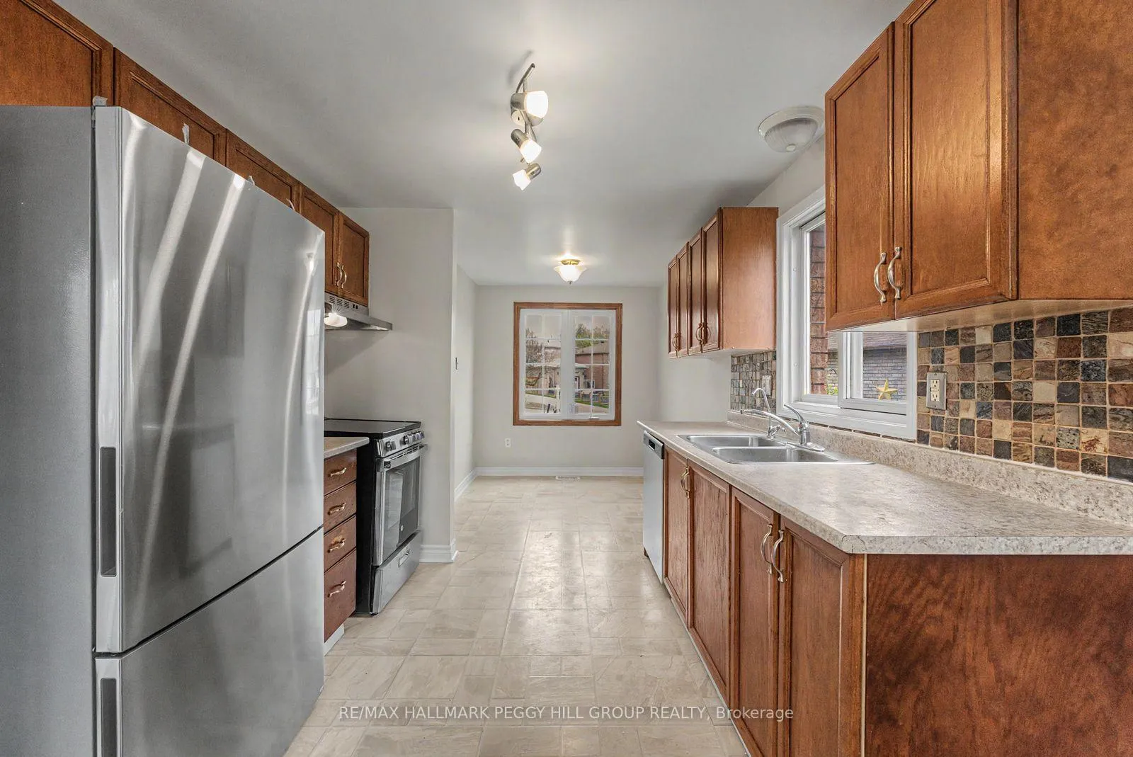 Photo 4 of 24 Geddes Crescent, Barrie, Northwest — HOMEH