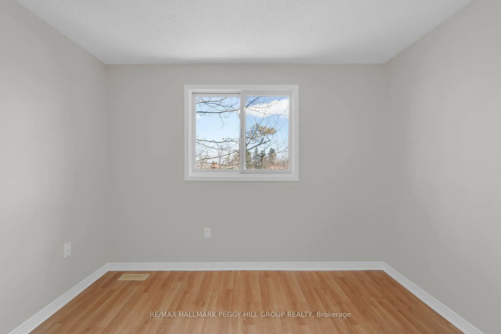 Photo 7 of 24 Geddes Crescent, Barrie, Northwest — HOMEH