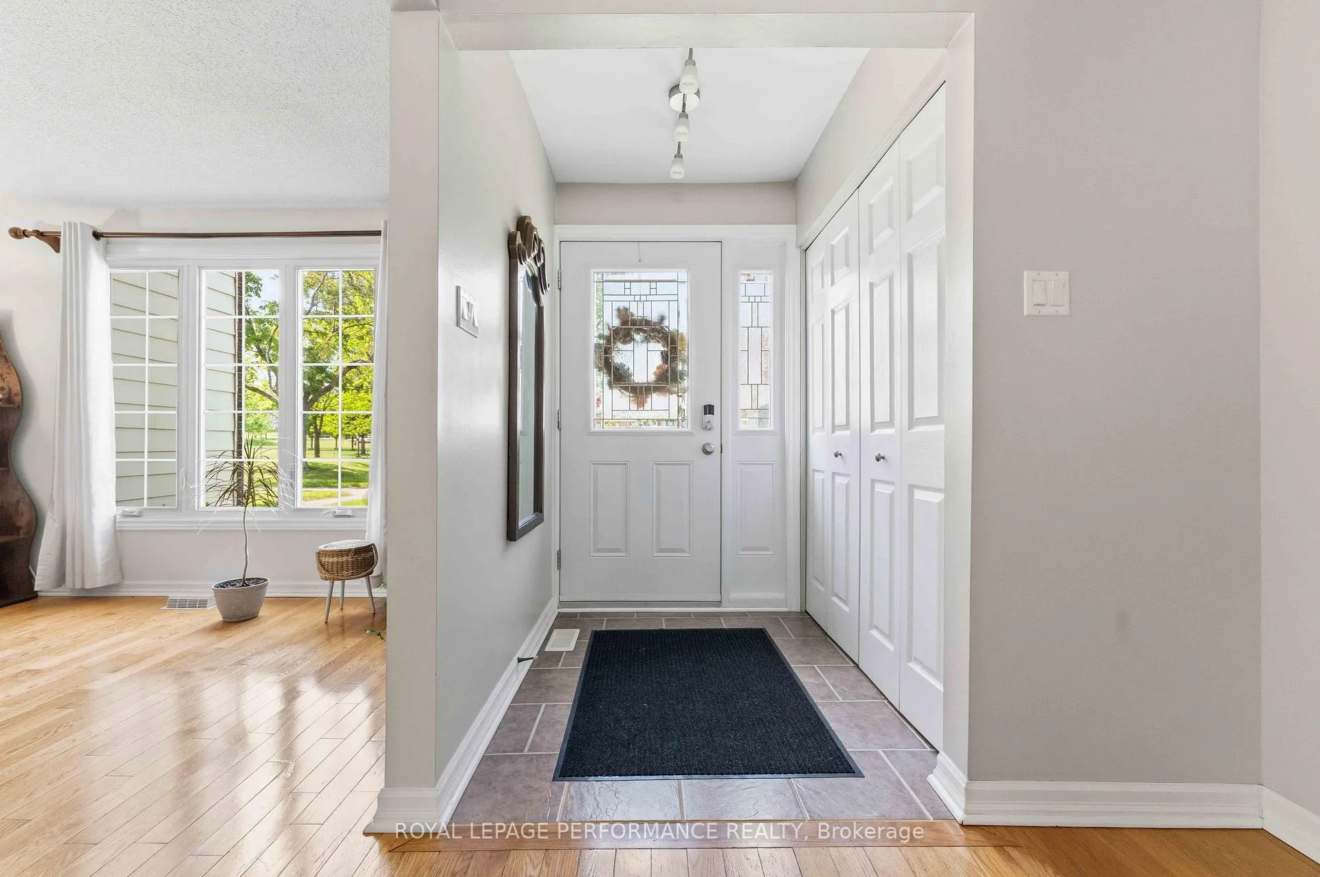 Photo 4 of Unit 5, 2051 Jasmine Crescent, Ottawa, Beacon Hill South — HOMEH