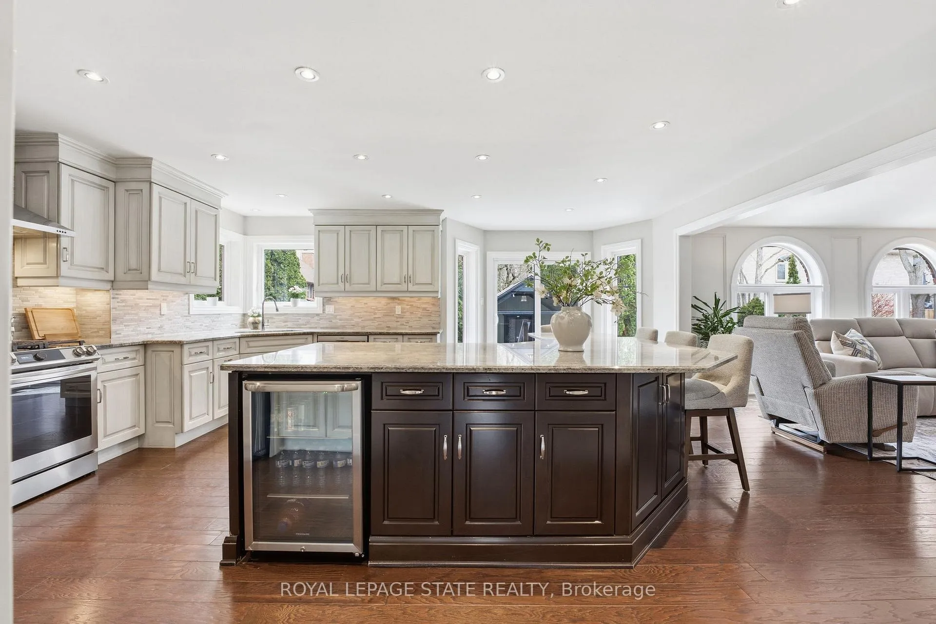 Photo 11 of 28 Deerview Avenue, Hamilton, Ancaster — HOMEH