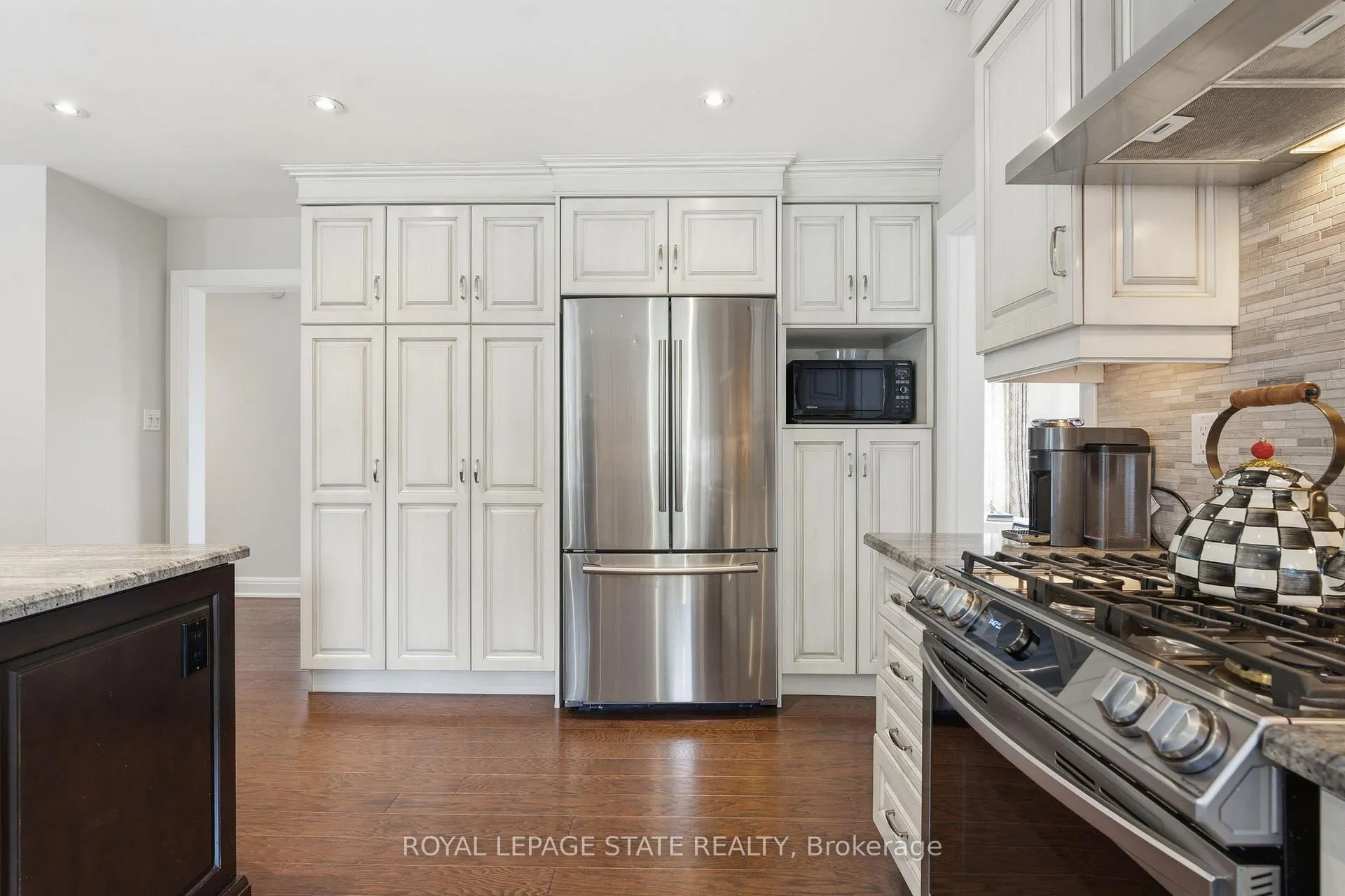 Photo 12 of 28 Deerview Avenue, Hamilton, Ancaster — HOMEH