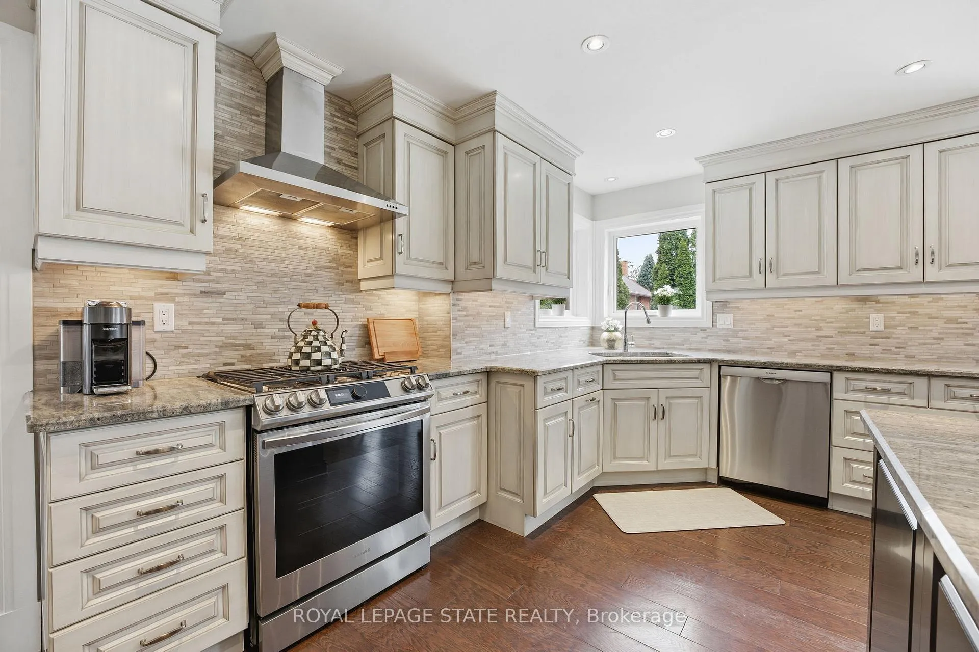 Photo 13 of 28 Deerview Avenue, Hamilton, Ancaster — HOMEH