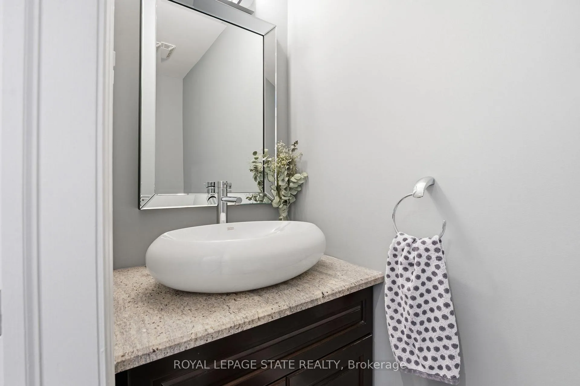 Photo 23 of 28 Deerview Avenue, Hamilton, Ancaster — HOMEH
