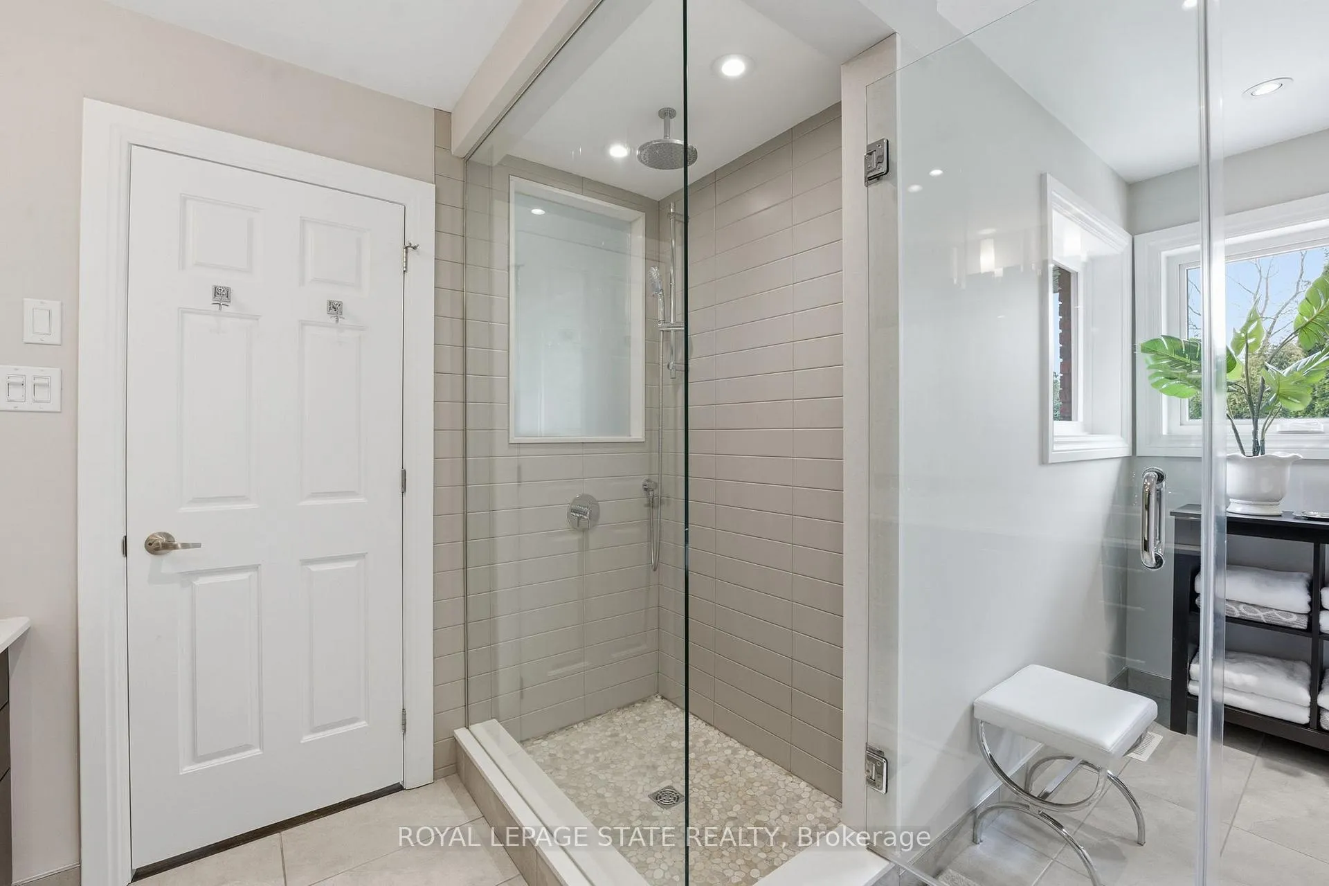 Photo 29 of 28 Deerview Avenue, Hamilton, Ancaster — HOMEH