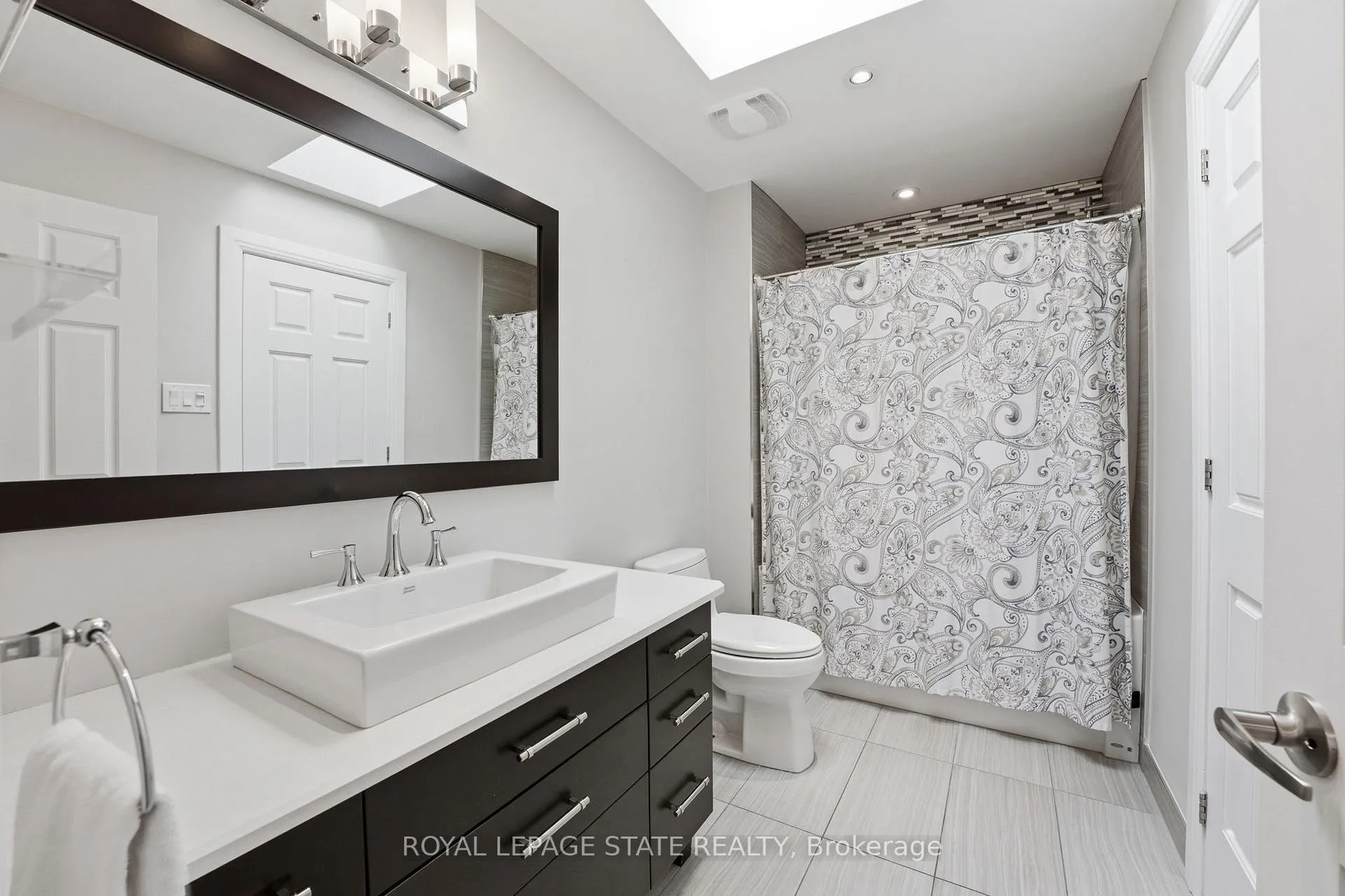Photo 34 of 28 Deerview Avenue, Hamilton, Ancaster — HOMEH