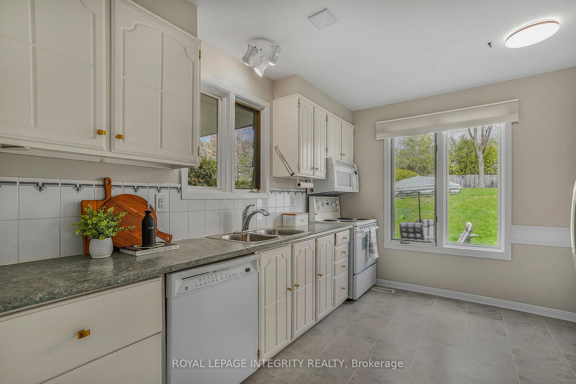 Photo 6 of 74 Valewood Crescent, Ottawa, Blackburn Hamlet — HOMEH