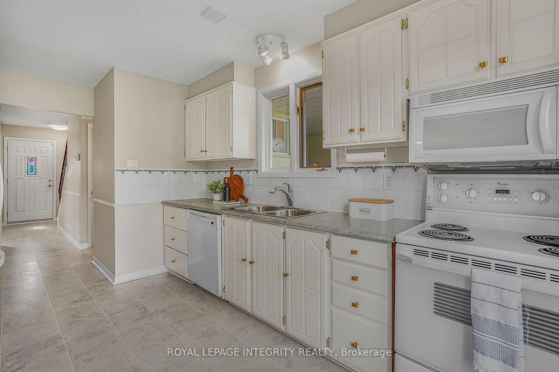 Photo 8 of 74 Valewood Crescent, Ottawa, Blackburn Hamlet — HOMEH
