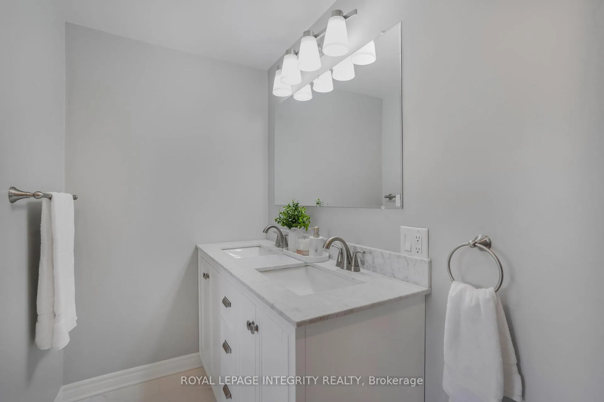 Photo 16 of 74 Valewood Crescent, Ottawa, Blackburn Hamlet — HOMEH