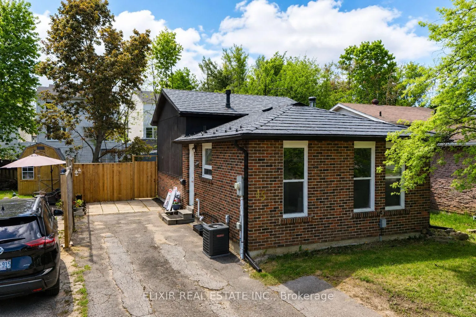 Photo 4 of 45 Austen Lane, Barrie, Letitia Heights — HOMEH