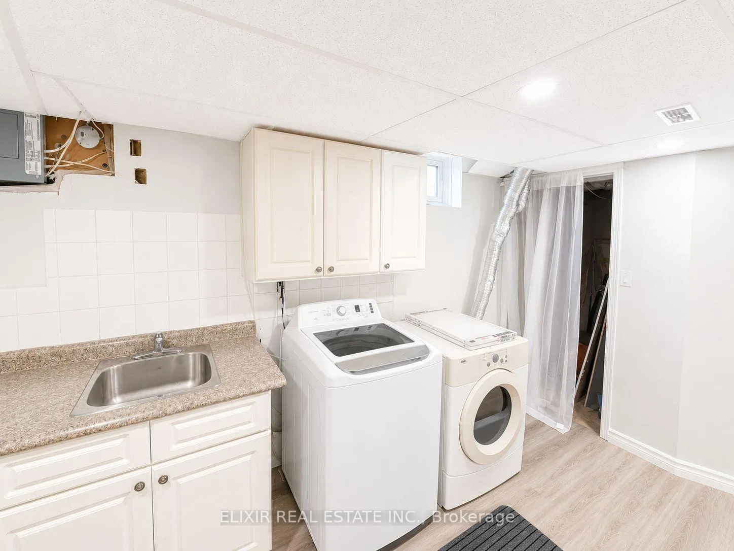 Photo 27 of 45 Austen Lane, Barrie, Letitia Heights — HOMEH