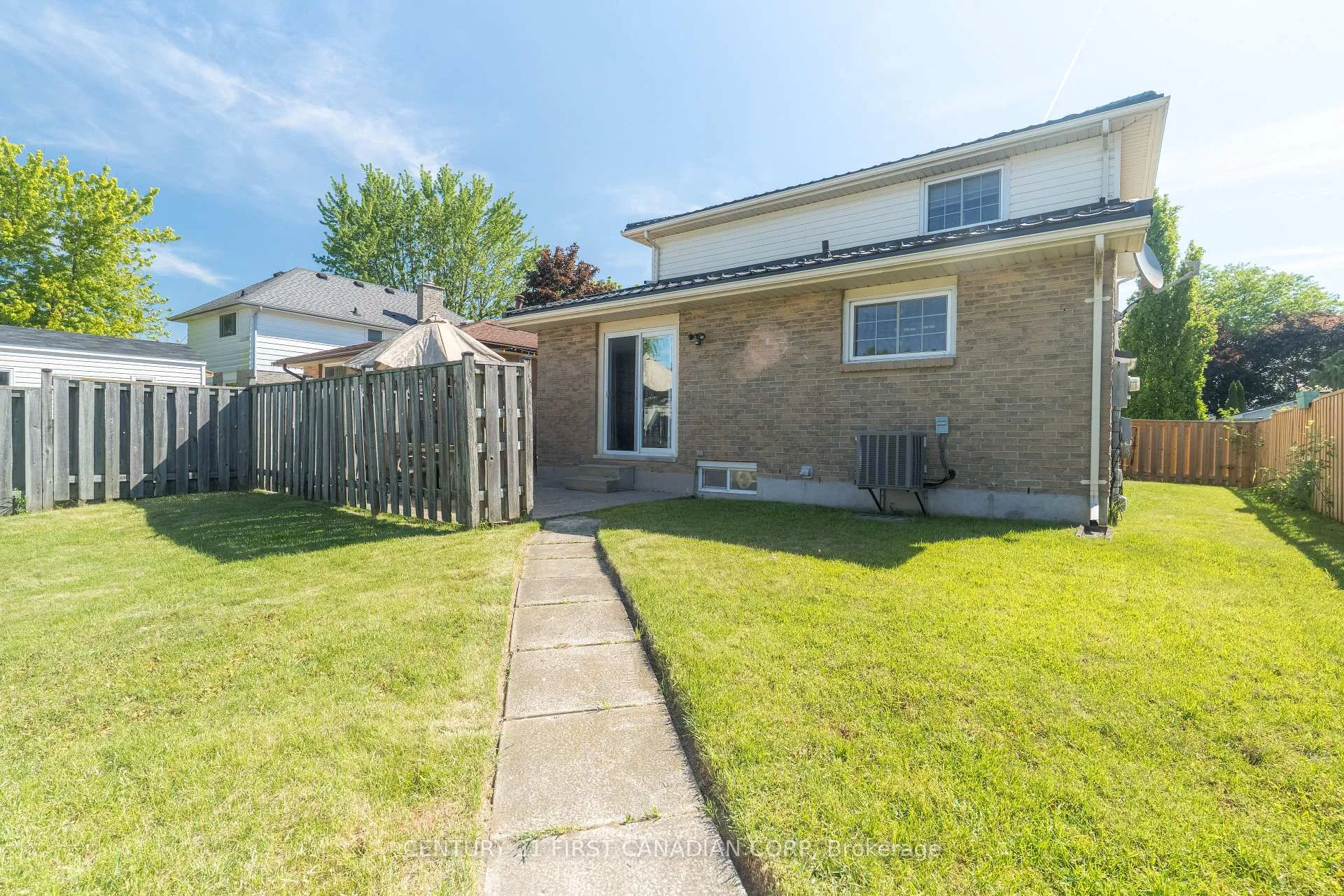 Photo 4 of 86 Edmunds Crescent E, London, South T — HOMEH