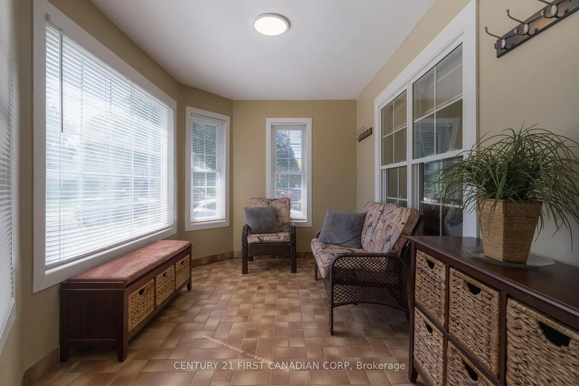 Photo 9 of 86 Edmunds Crescent E, London, South T — HOMEH