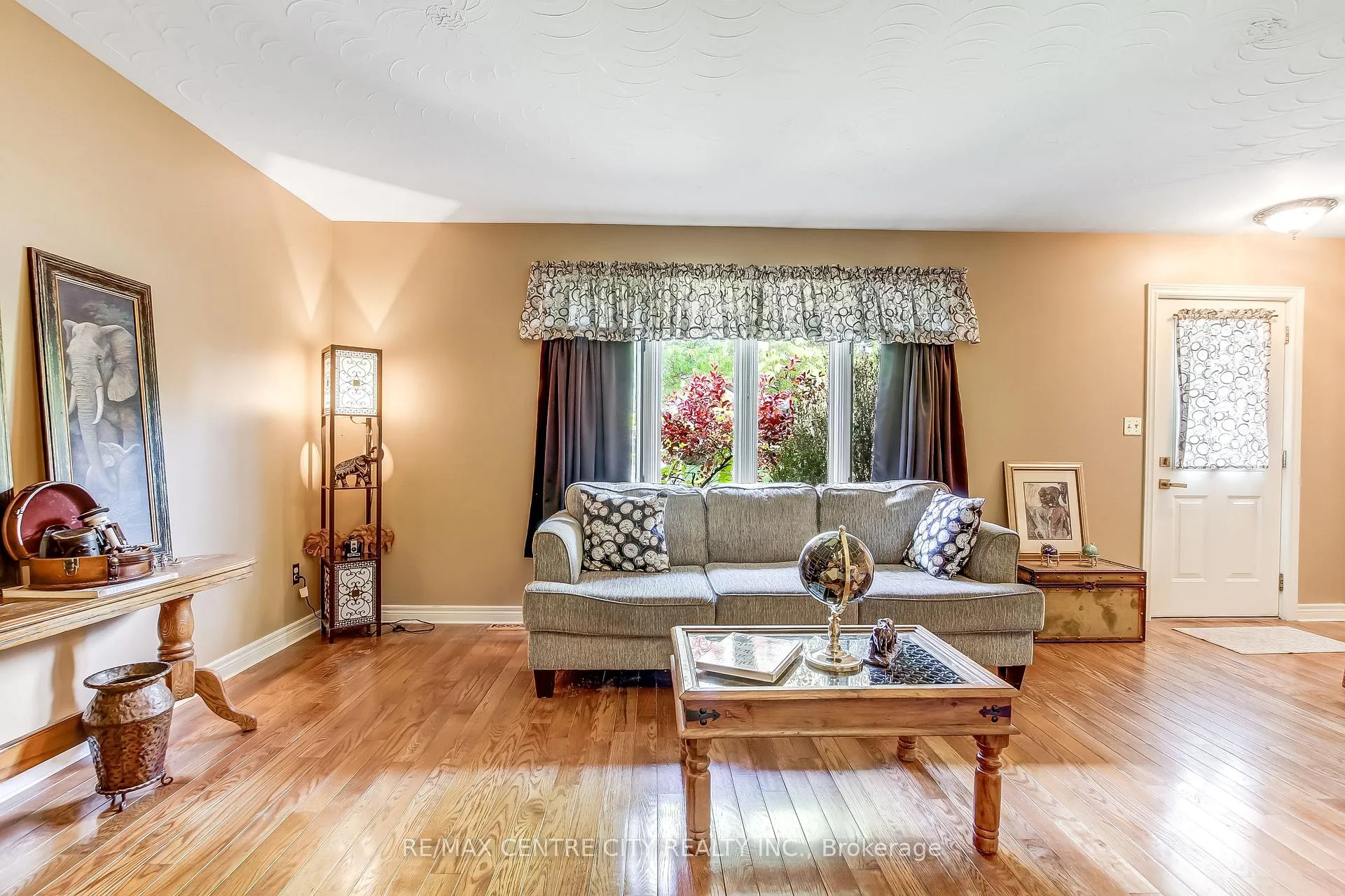 Photo 3 of 11 Willow Street, St. Thomas — HOMEH
