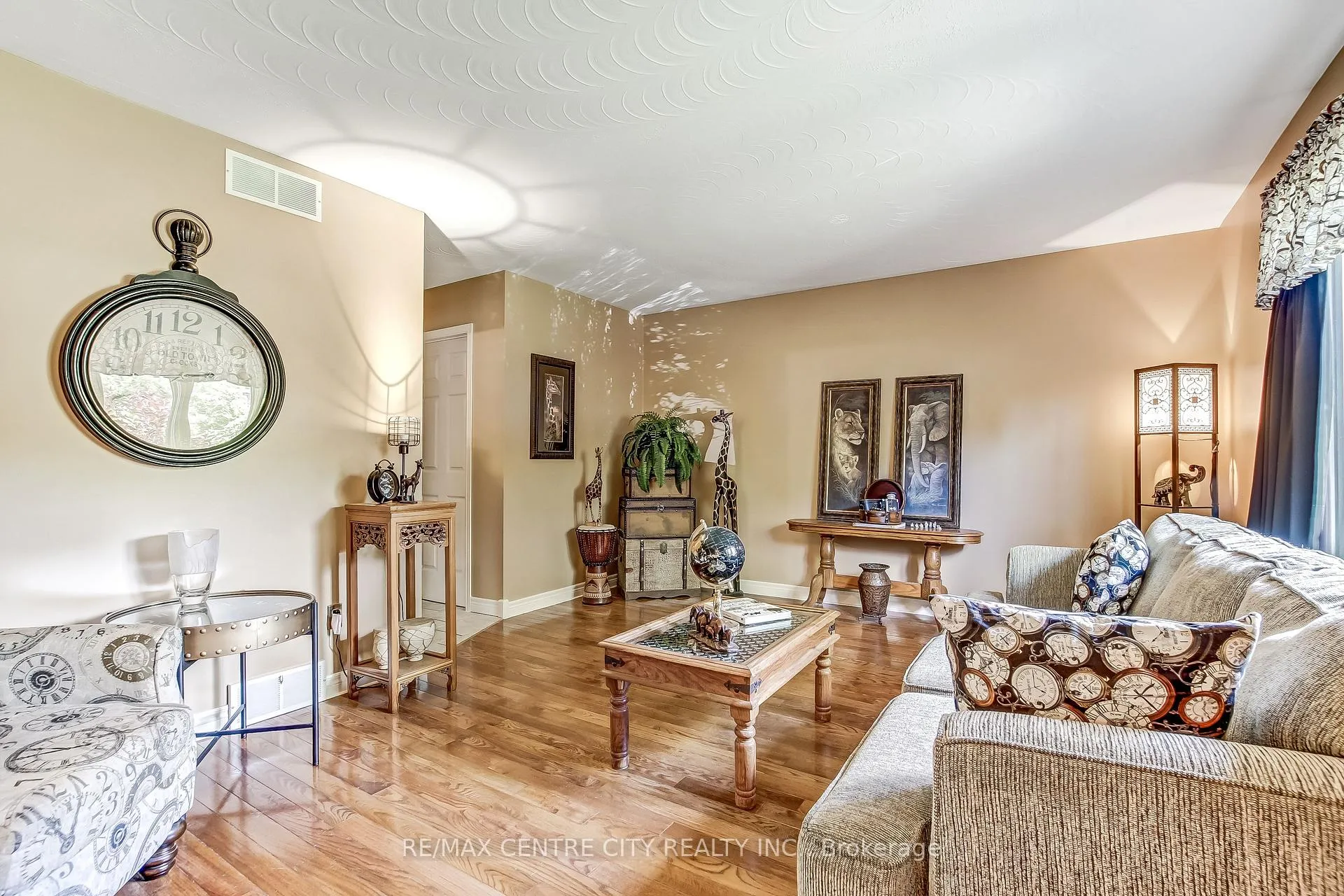 Photo 5 of 11 Willow Street, St. Thomas — HOMEH