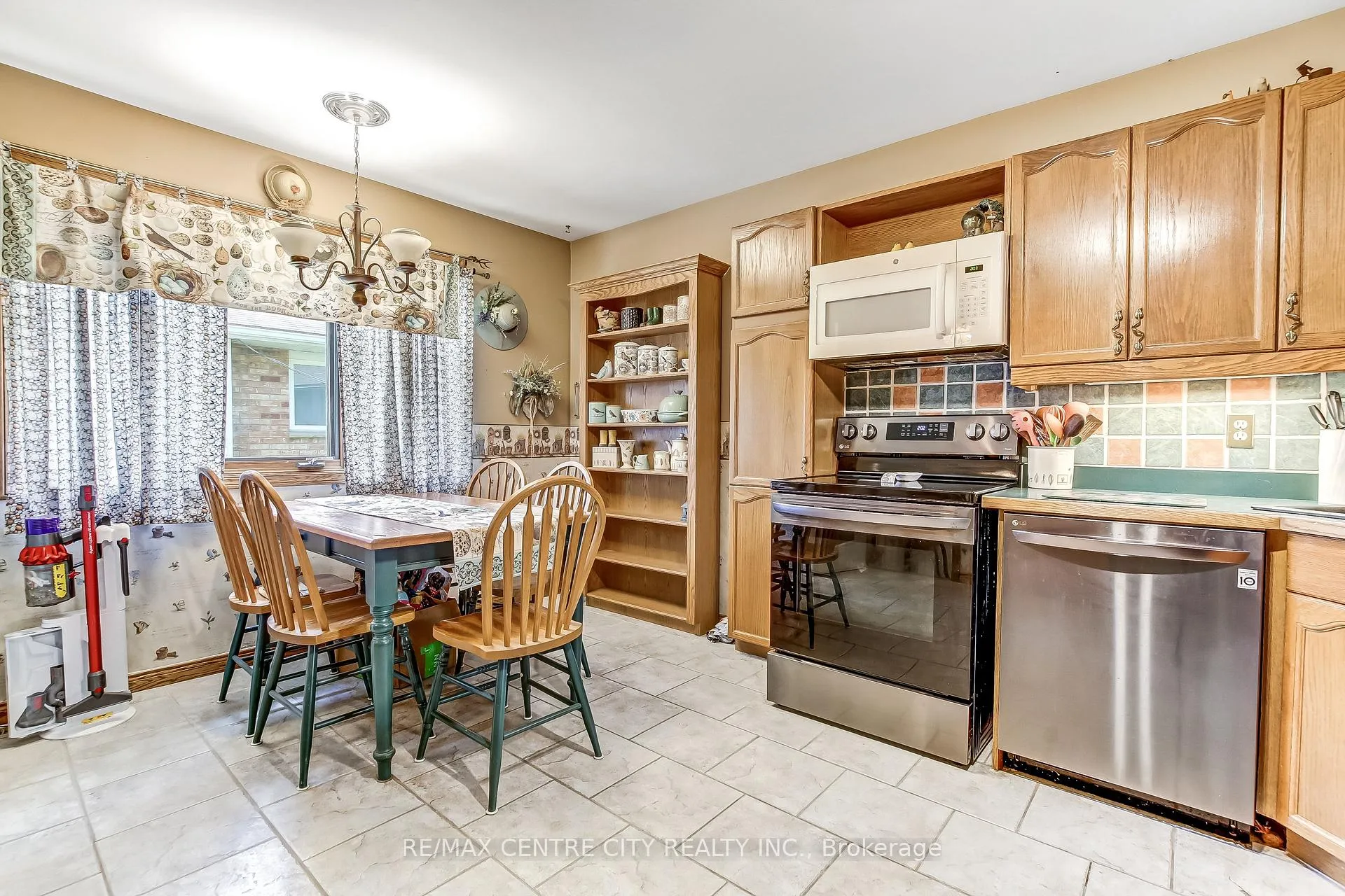 Photo 10 of 11 Willow Street, St. Thomas — HOMEH