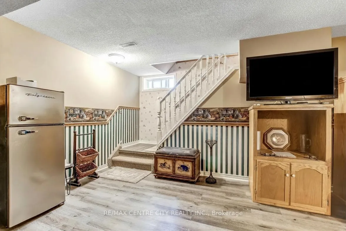 Photo 15 of 11 Willow Street, St. Thomas — HOMEH