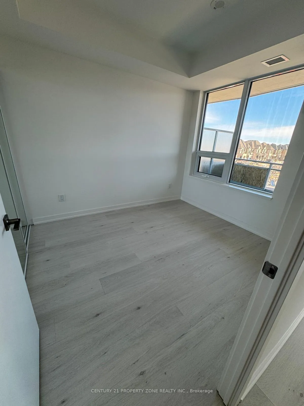 Photo 6 of Unit 213, 2501 Saw Whet Boulevard, Oakville, Glen Abbey — HOMEH