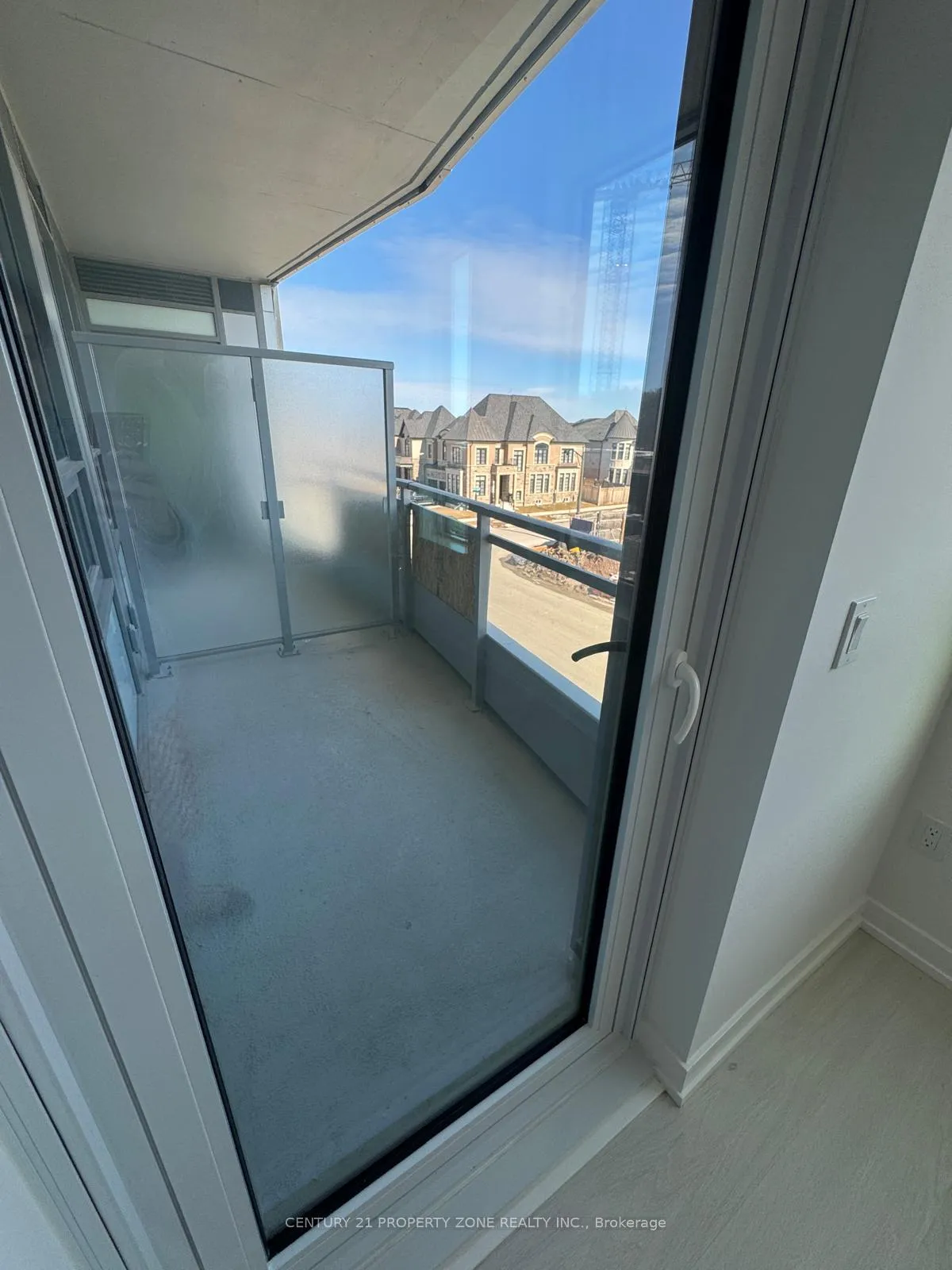 Photo 8 of Unit 213, 2501 Saw Whet Boulevard, Oakville, Glen Abbey — HOMEH