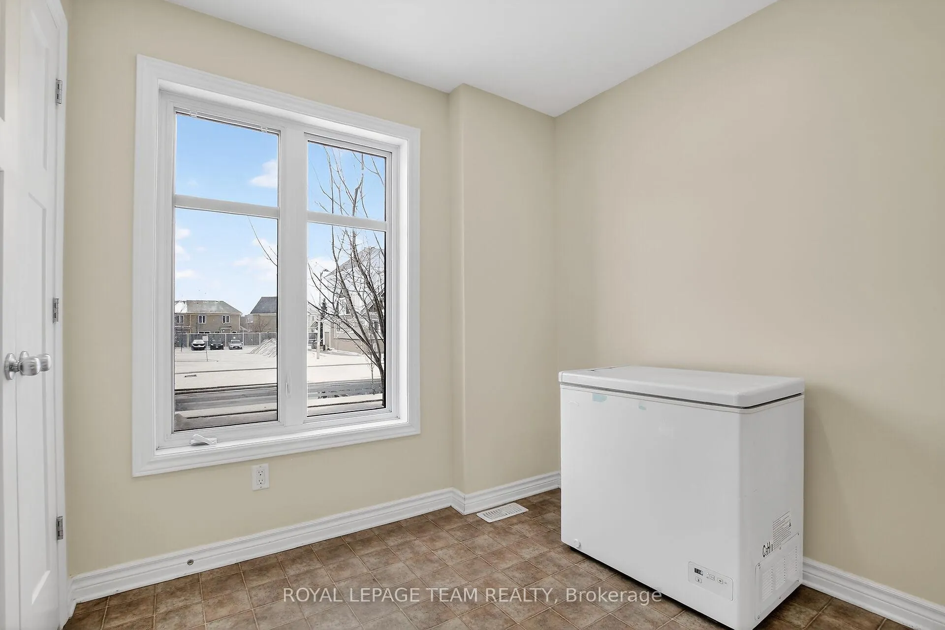 Photo 3 of 627B Chapman Mills Drive, Ottawa, Barrhaven - Strandherd — HOMEH