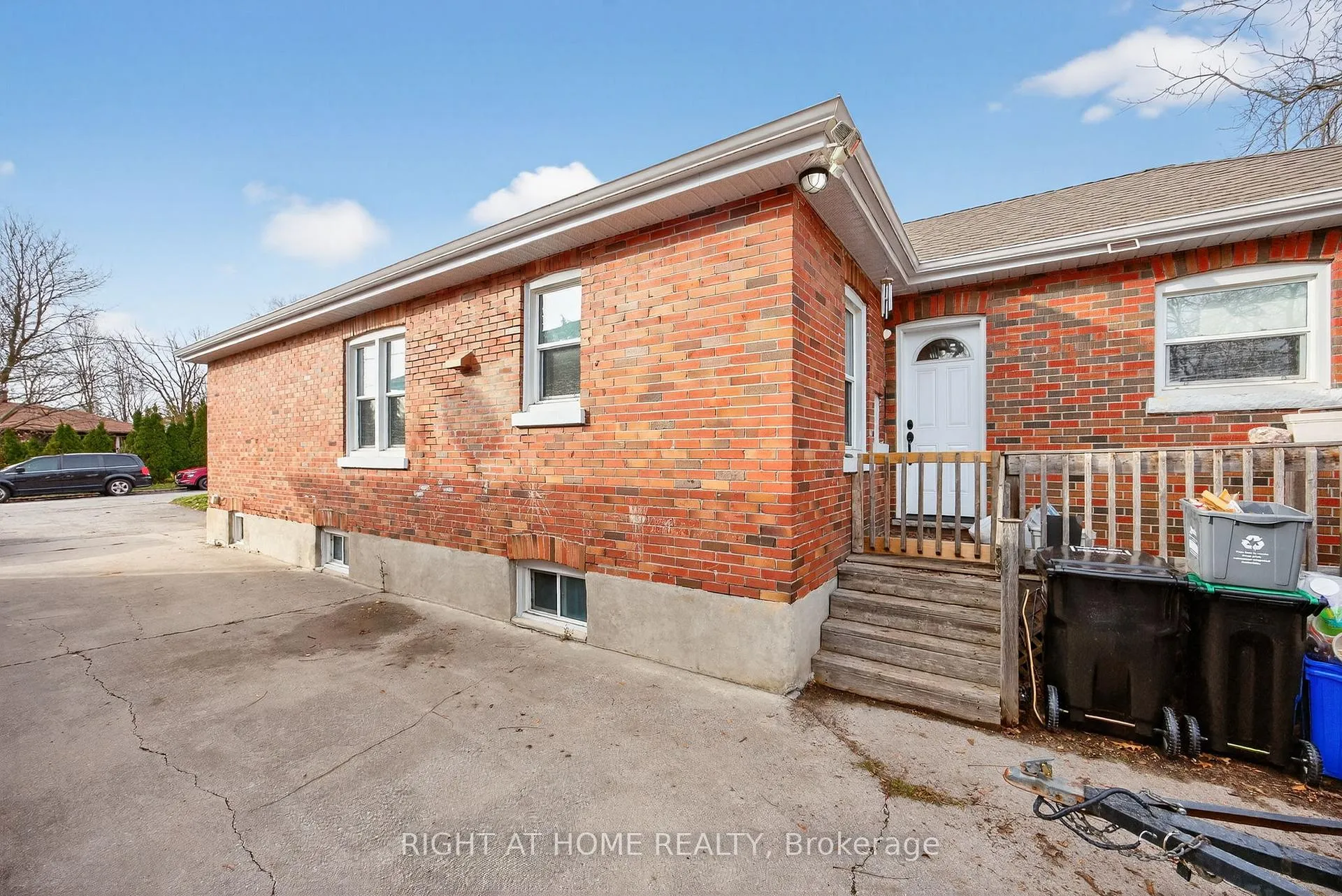 Photo 3 of 25 Thomson Street, Barrie, Queen's Park — HOMEH