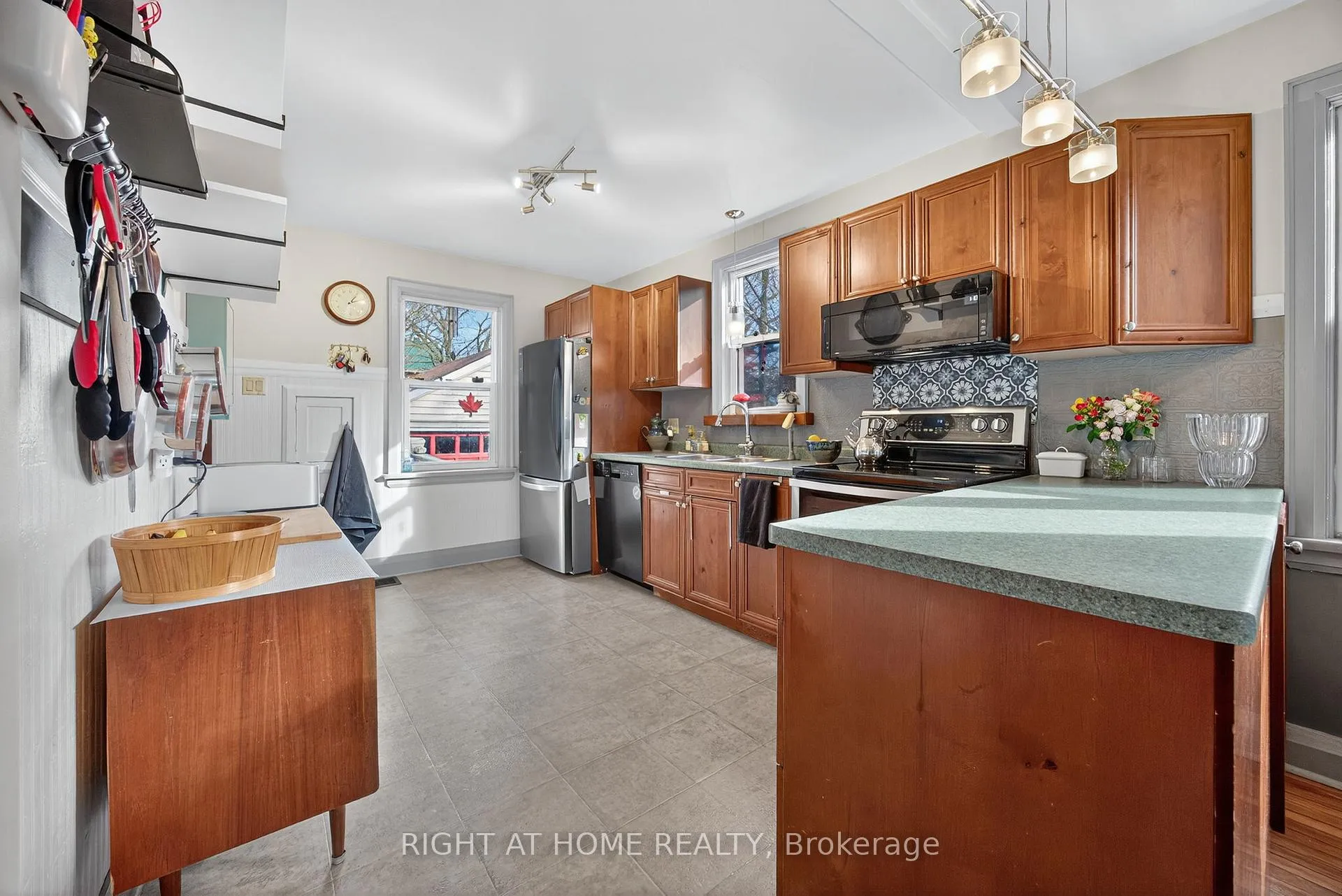 Photo 8 of 25 Thomson Street, Barrie, Queen's Park — HOMEH