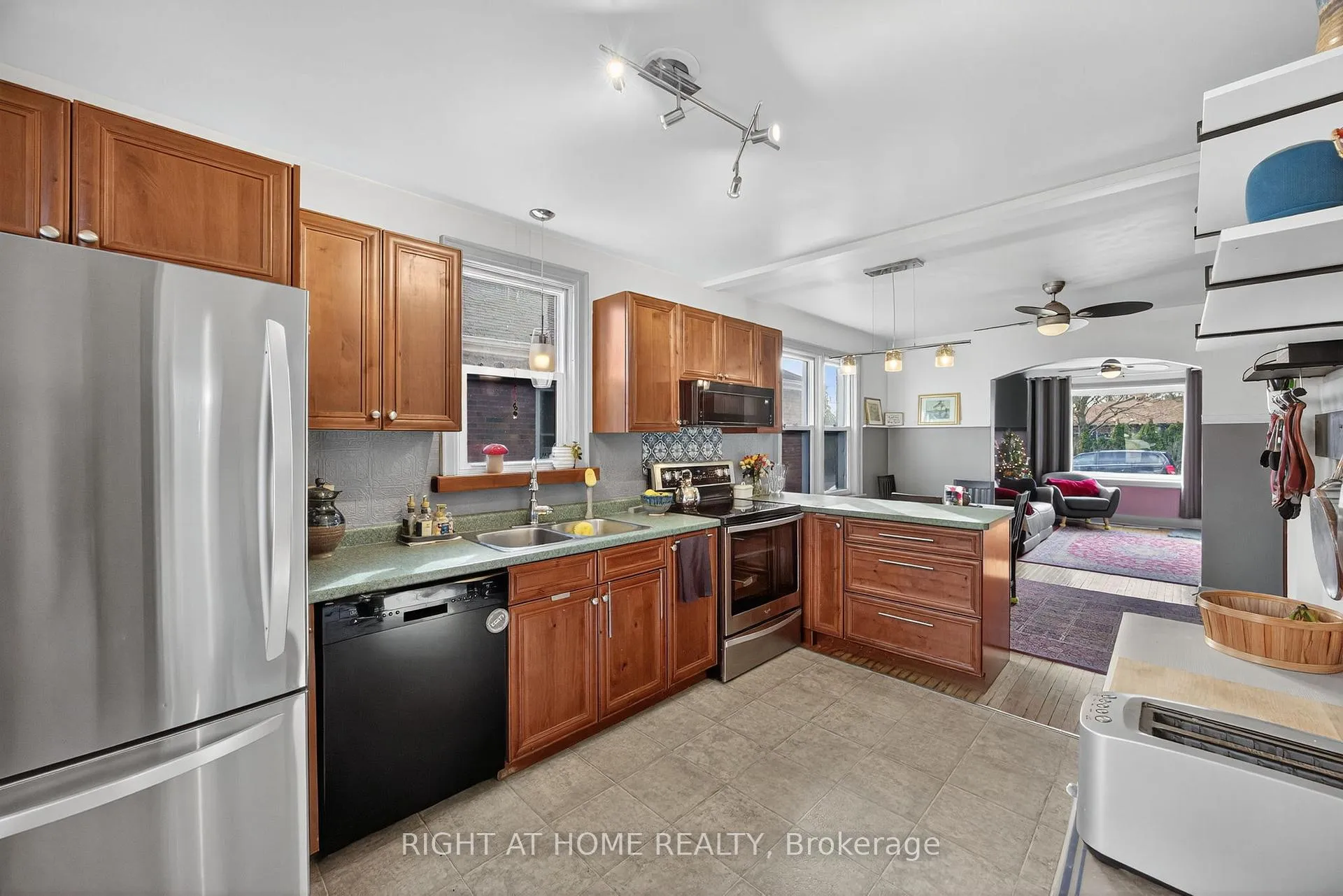 Photo 9 of 25 Thomson Street, Barrie, Queen's Park — HOMEH