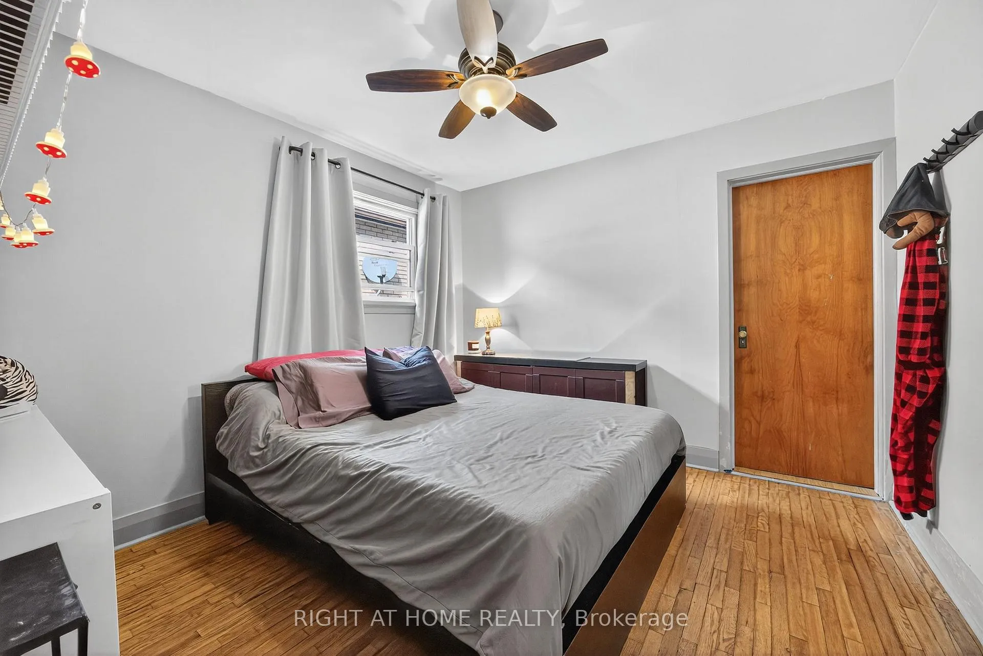 Photo 12 of 25 Thomson Street, Barrie, Queen's Park — HOMEH