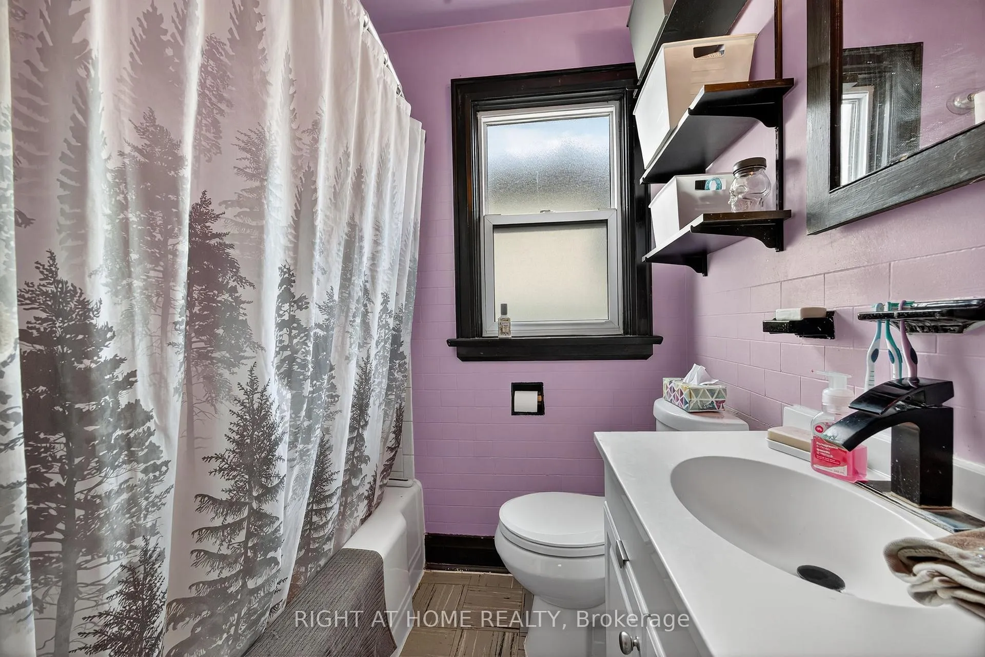 Photo 16 of 25 Thomson Street, Barrie, Queen's Park — HOMEH