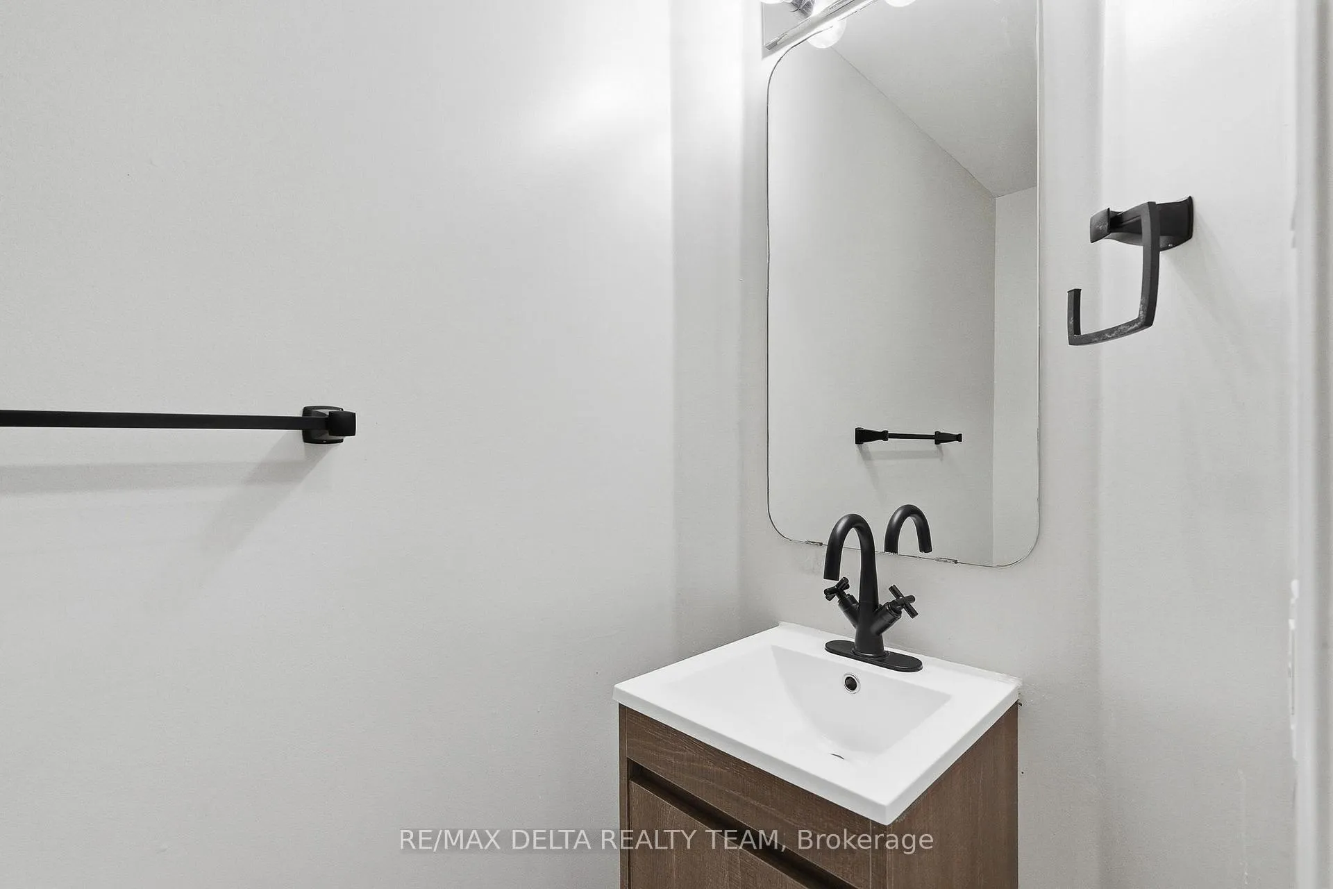 Photo 4 of 939 Cahill Drive W, Ottawa, Hunt Club — HOMEH