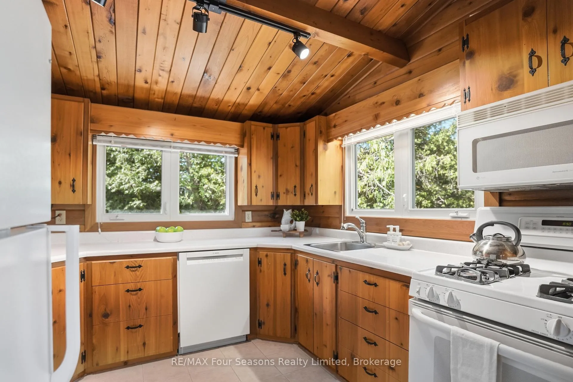 Photo 19 of 105 St Moritz Crescent, Blue Mountains — HOMEH