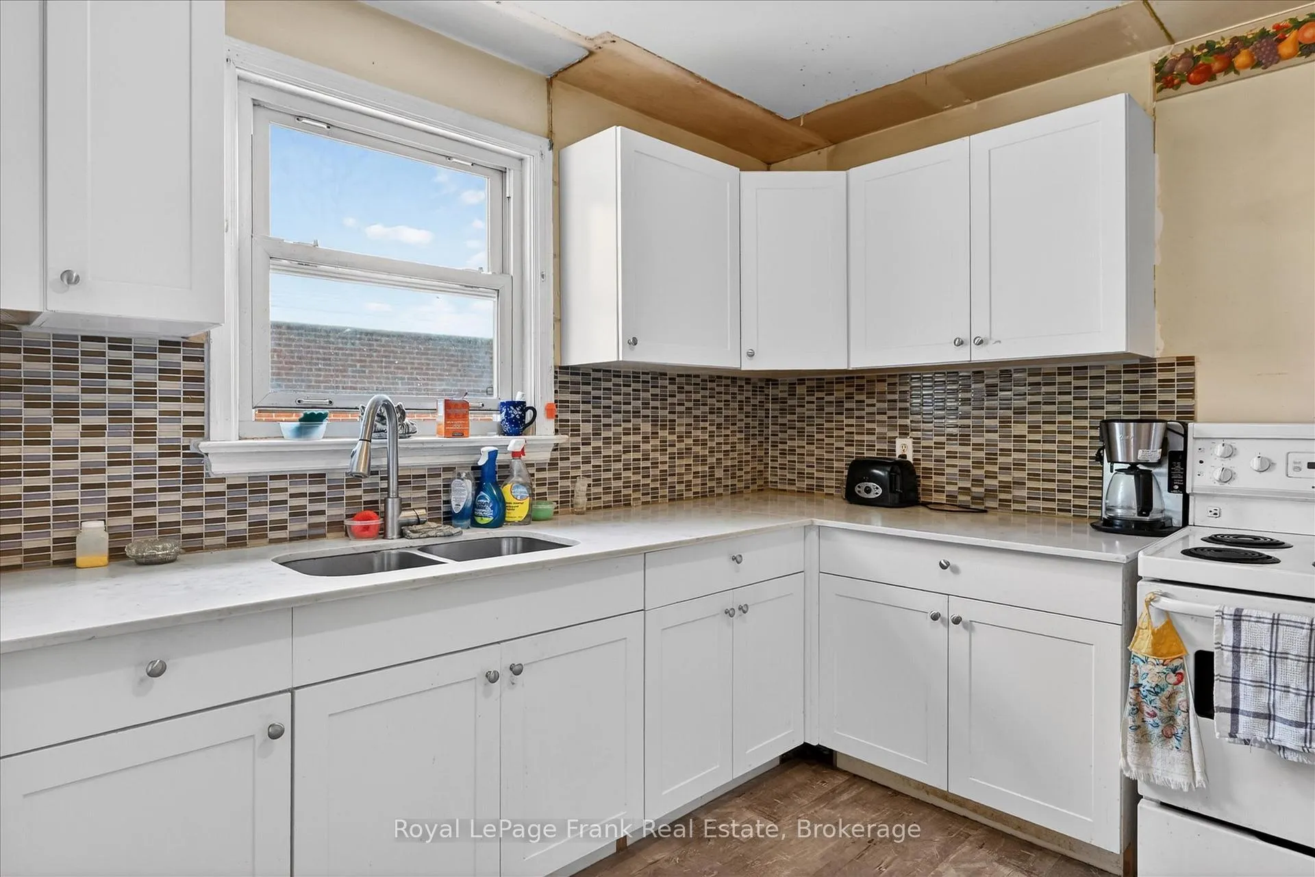 Photo 6 of 569 Steele Avenue, Peterborough, Otonabee Ward 1 — HOMEH
